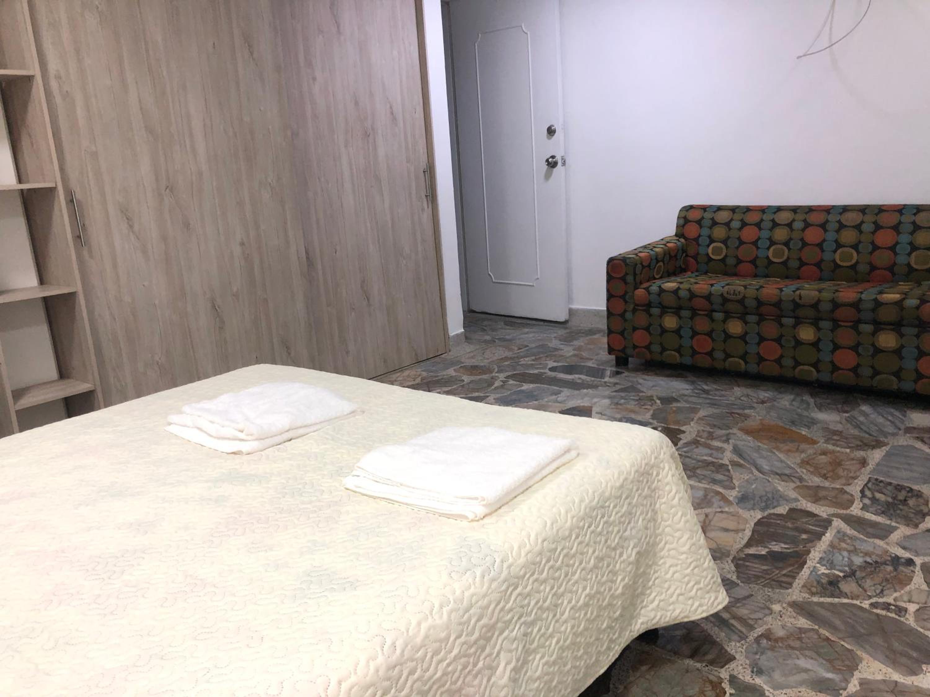 Céntrico apartamento y bien ubicado en laureles 202