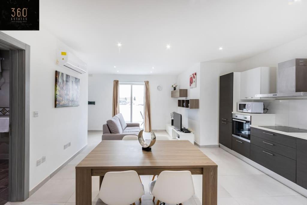 Spacious, beautiful central penthouse with BBQ by 360 Estates view 3