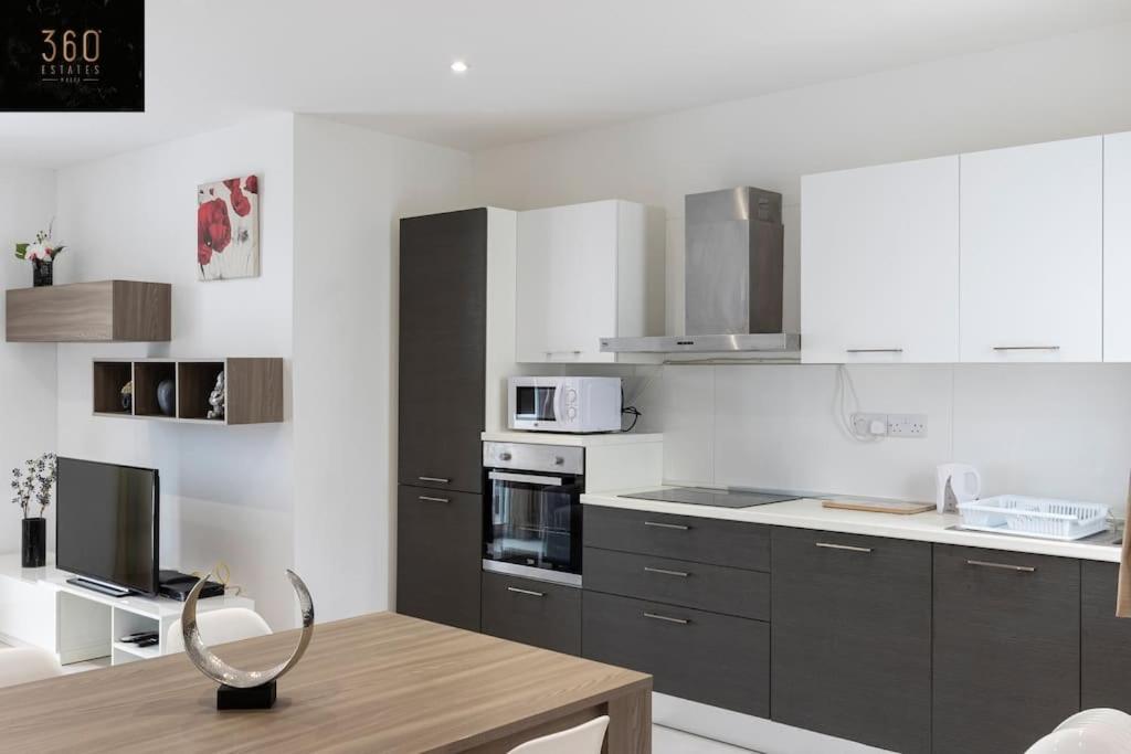 Spacious, beautiful central penthouse with BBQ by 360 Estates view 5