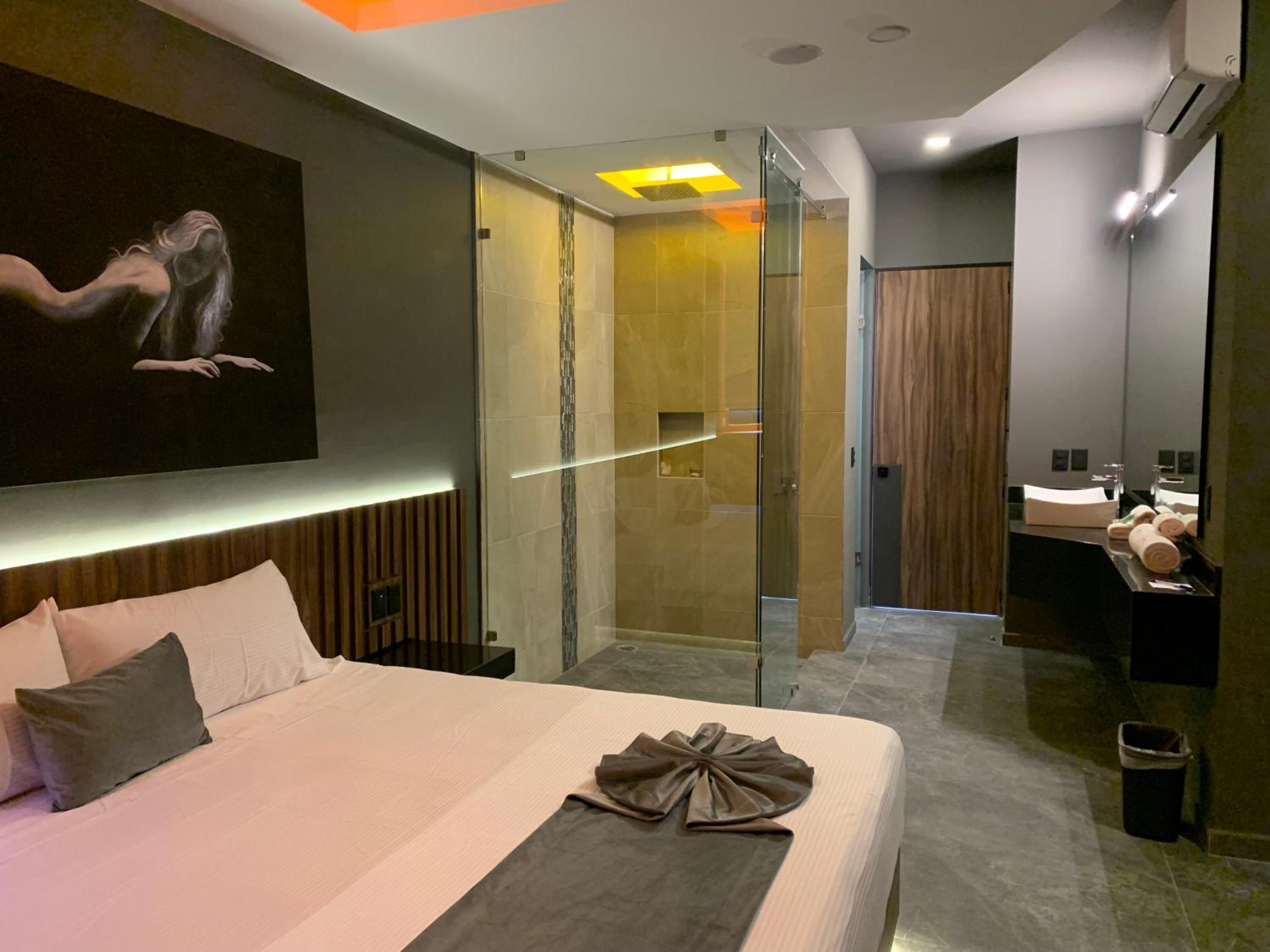 Hotel Roxy Motel - Image 1