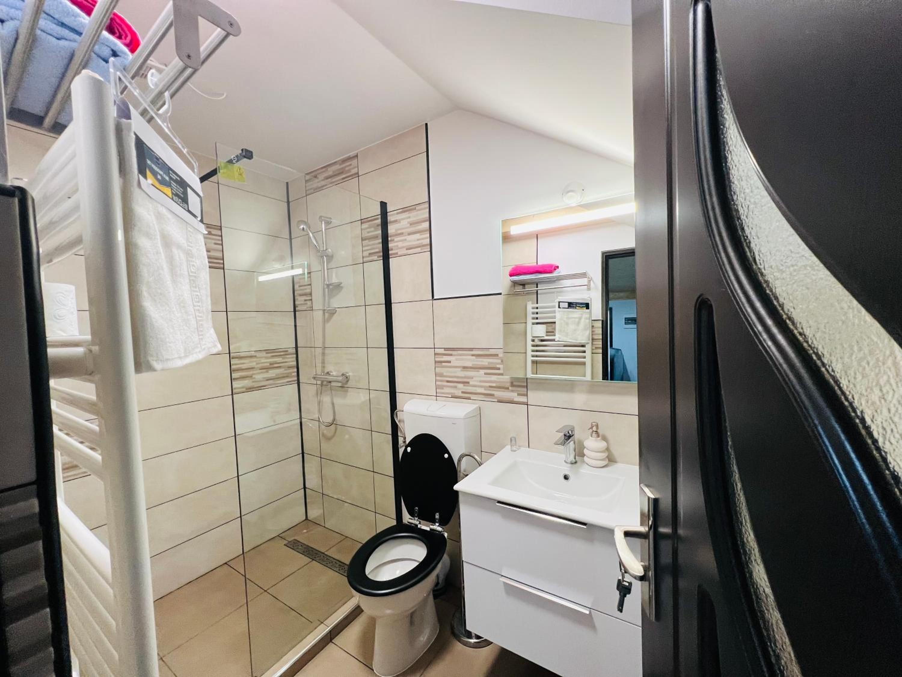 Reny's Studio Apartments -Hiperbara view 5