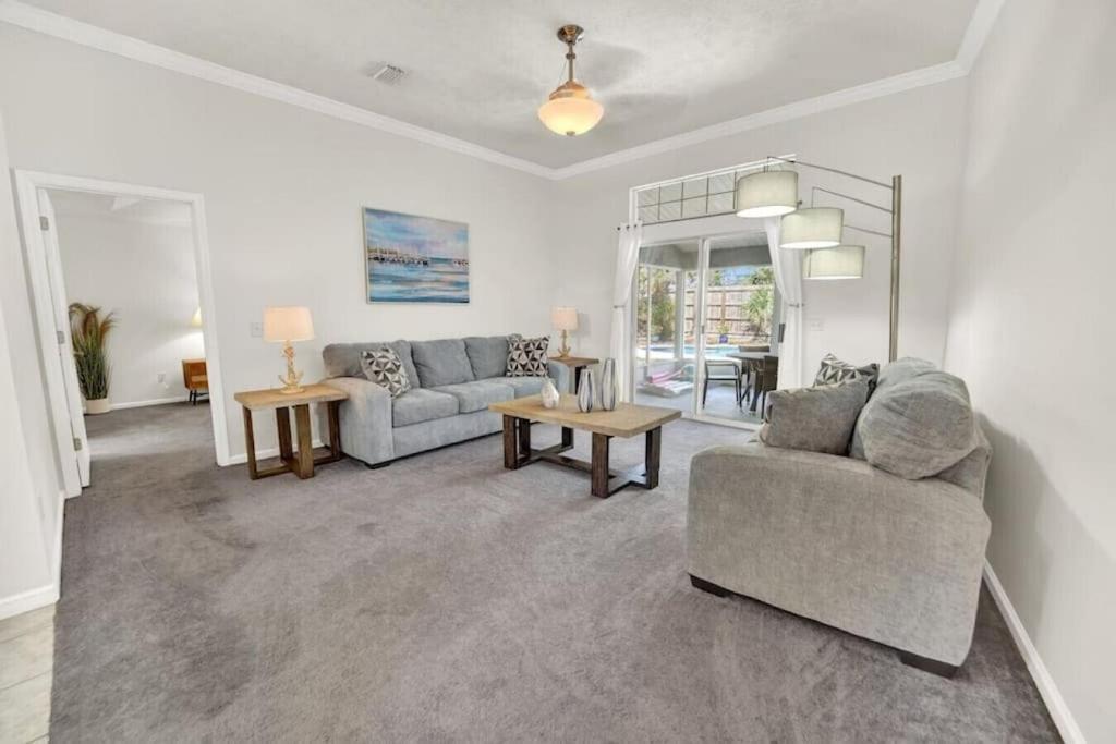 Hibiscus Hideout - Monthly snowbird discounts! 3BR House, Private Pool, Near Bay & Beach! view 4