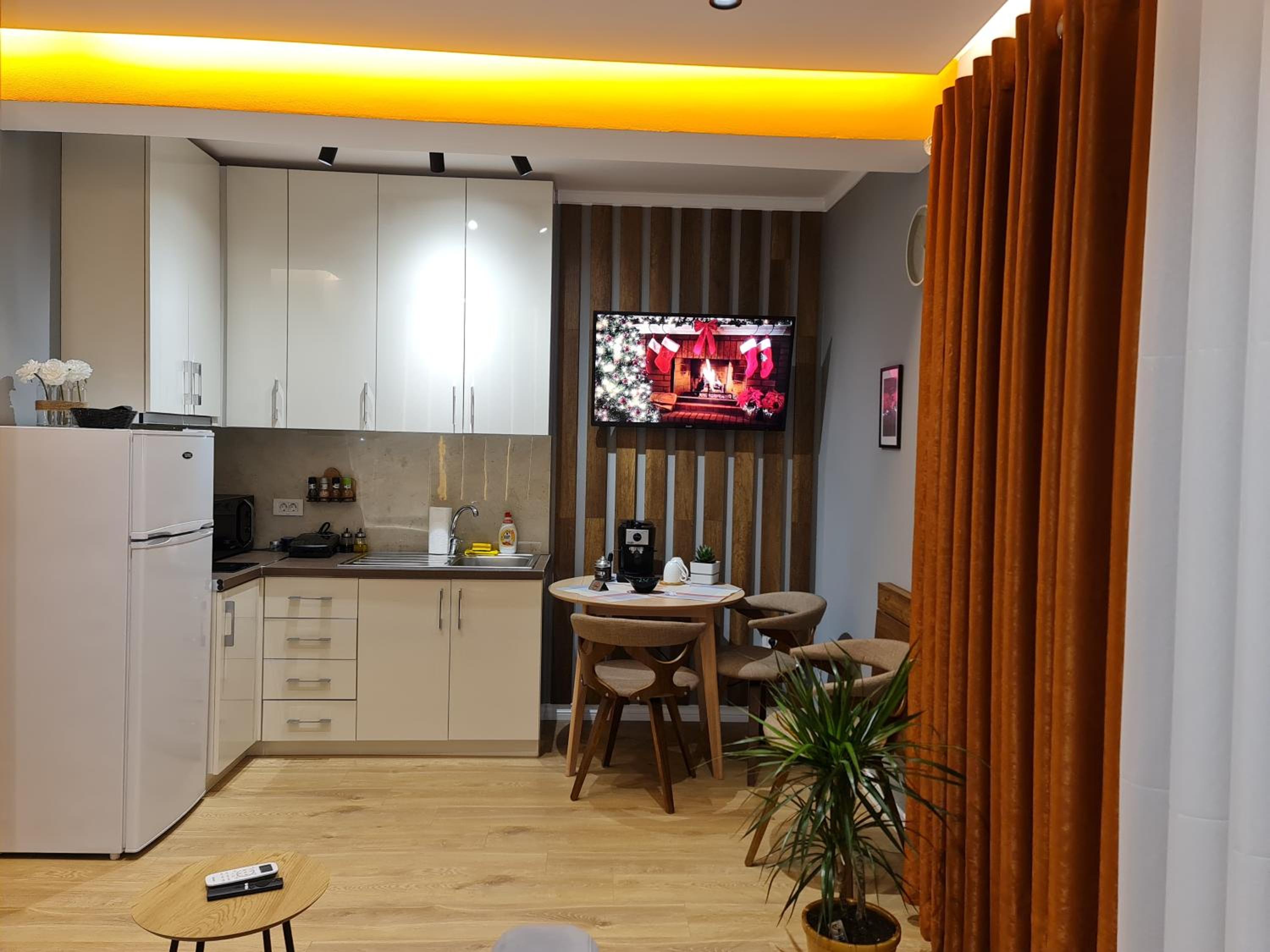 Sunny Apartment - Blloku Tirana, near Lake