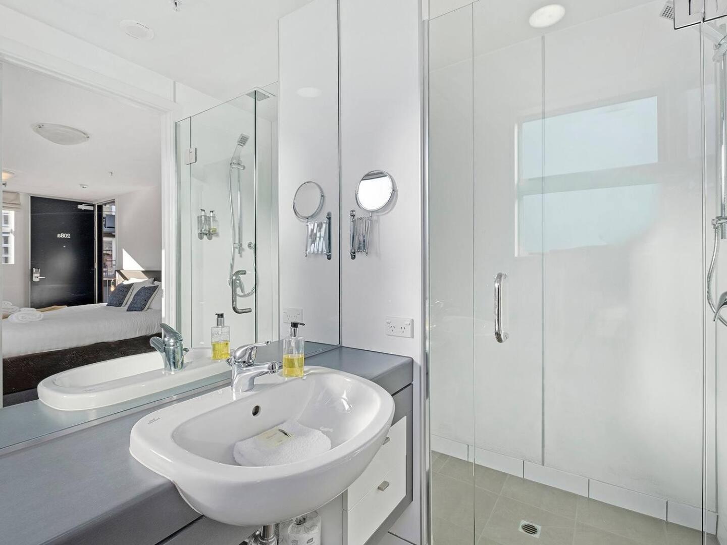 Marina Gem - Lakefront 3 Bedroom Apartment view 2