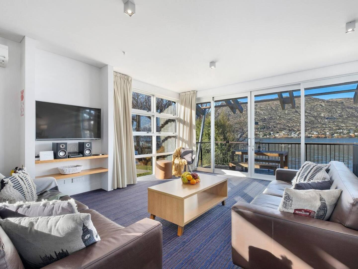 Marina Gem - Lakefront 3 Bedroom Apartment view 4