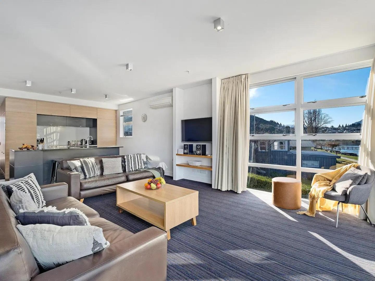 Marina Gem - Lakefront 3 Bedroom Apartment view 5