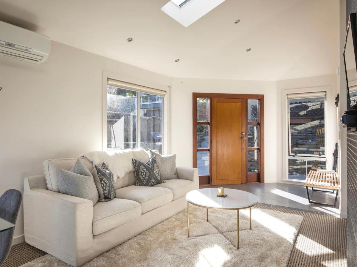 Central Style - 3 Bedroom Townhouse with Lakeview view 5