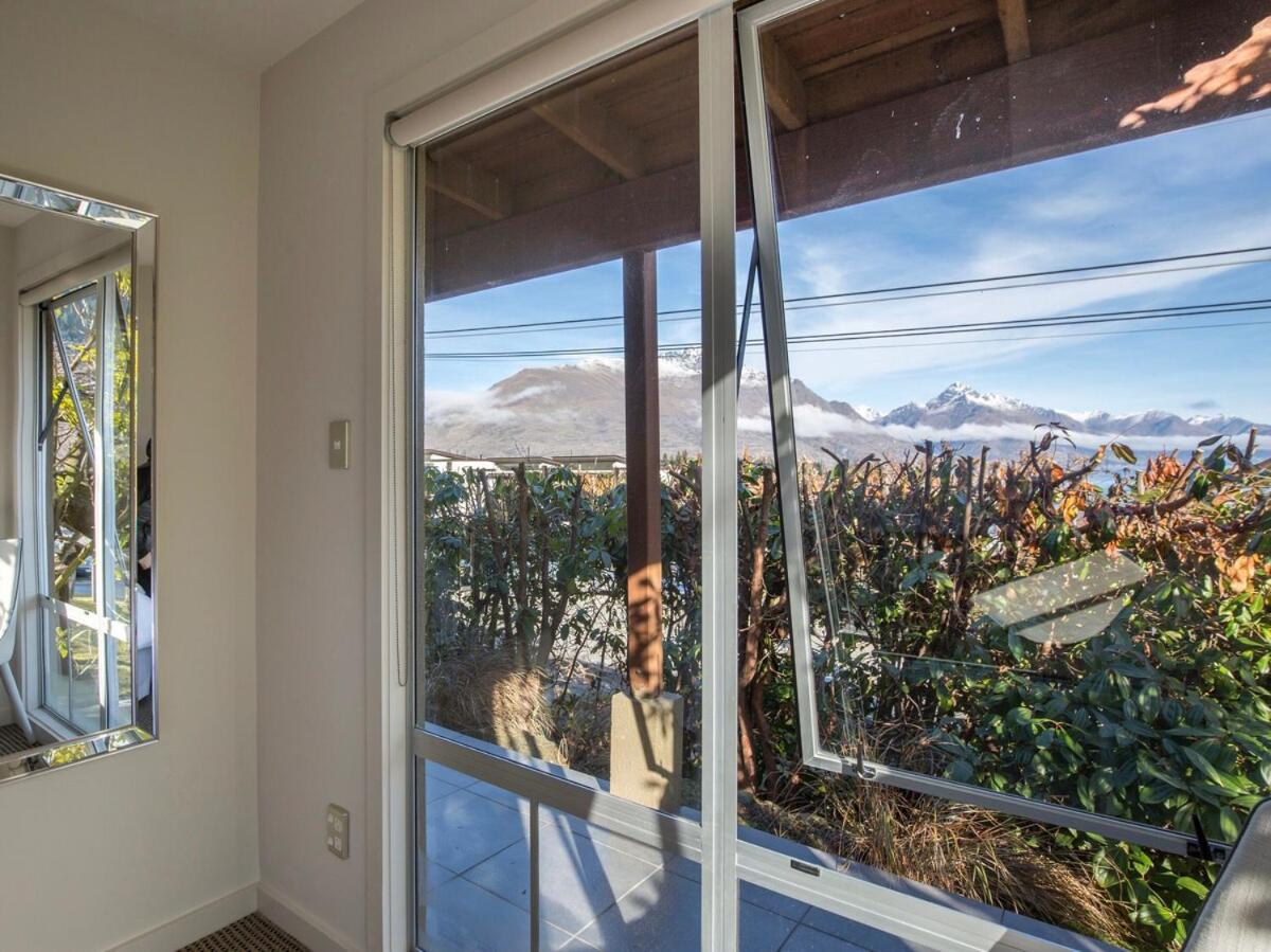 Central Style - 3 Bedroom Townhouse with Lakeview view 2