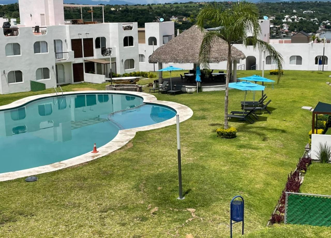 Casa en Tequesquitengo con acceso al lago view 5