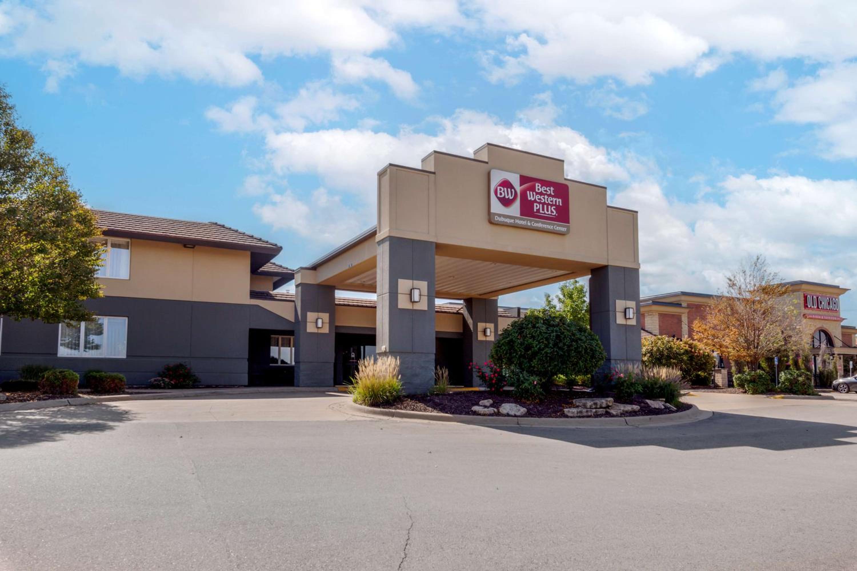 Hotel Best Western Plus Dubuque Hotel and Conference Center - Image 1