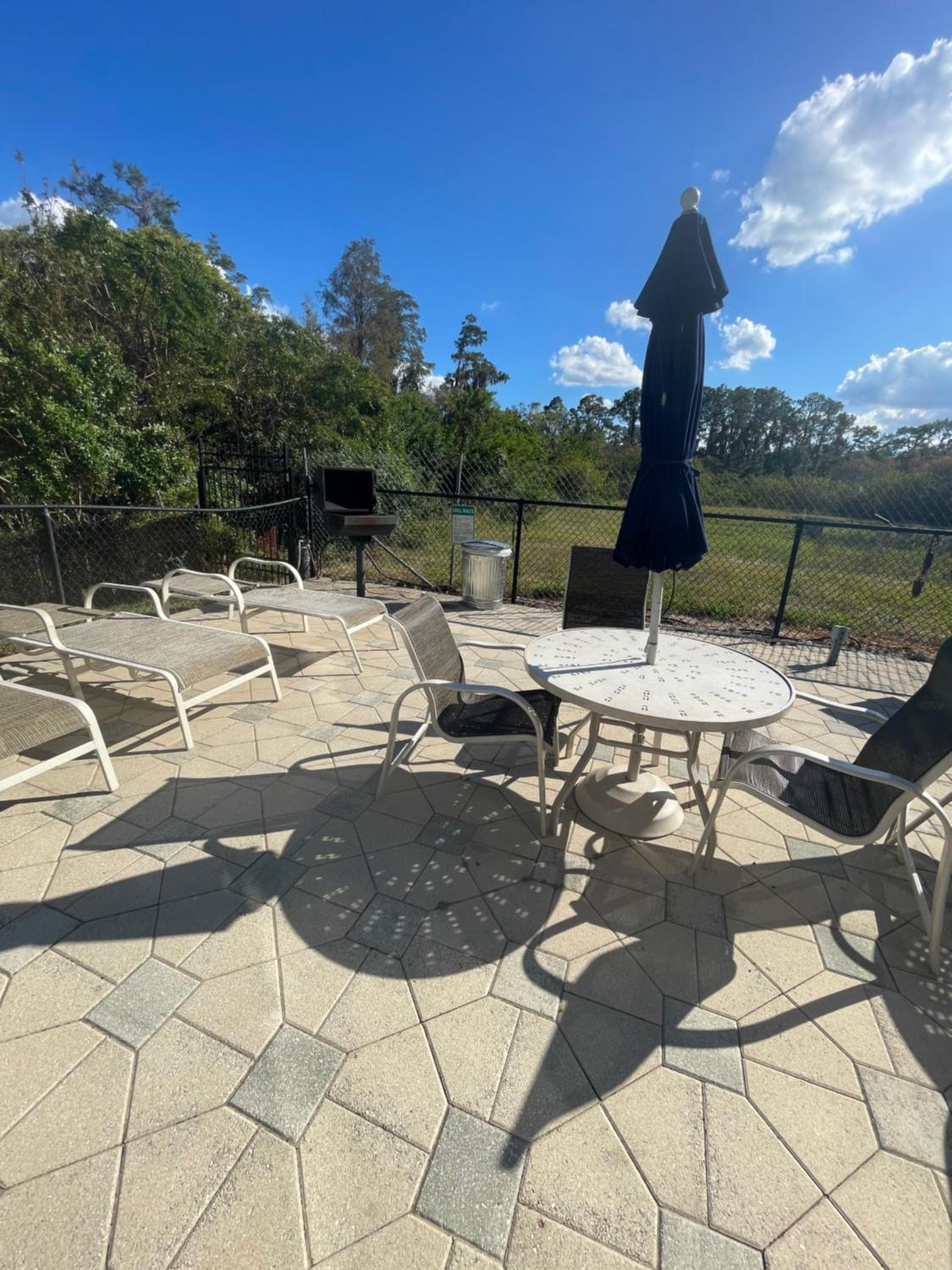 Disney 1 mile , Blue Heron 1 room 2 bath,amenities,6 guests, walk to restaurants, no fees at check in or check out