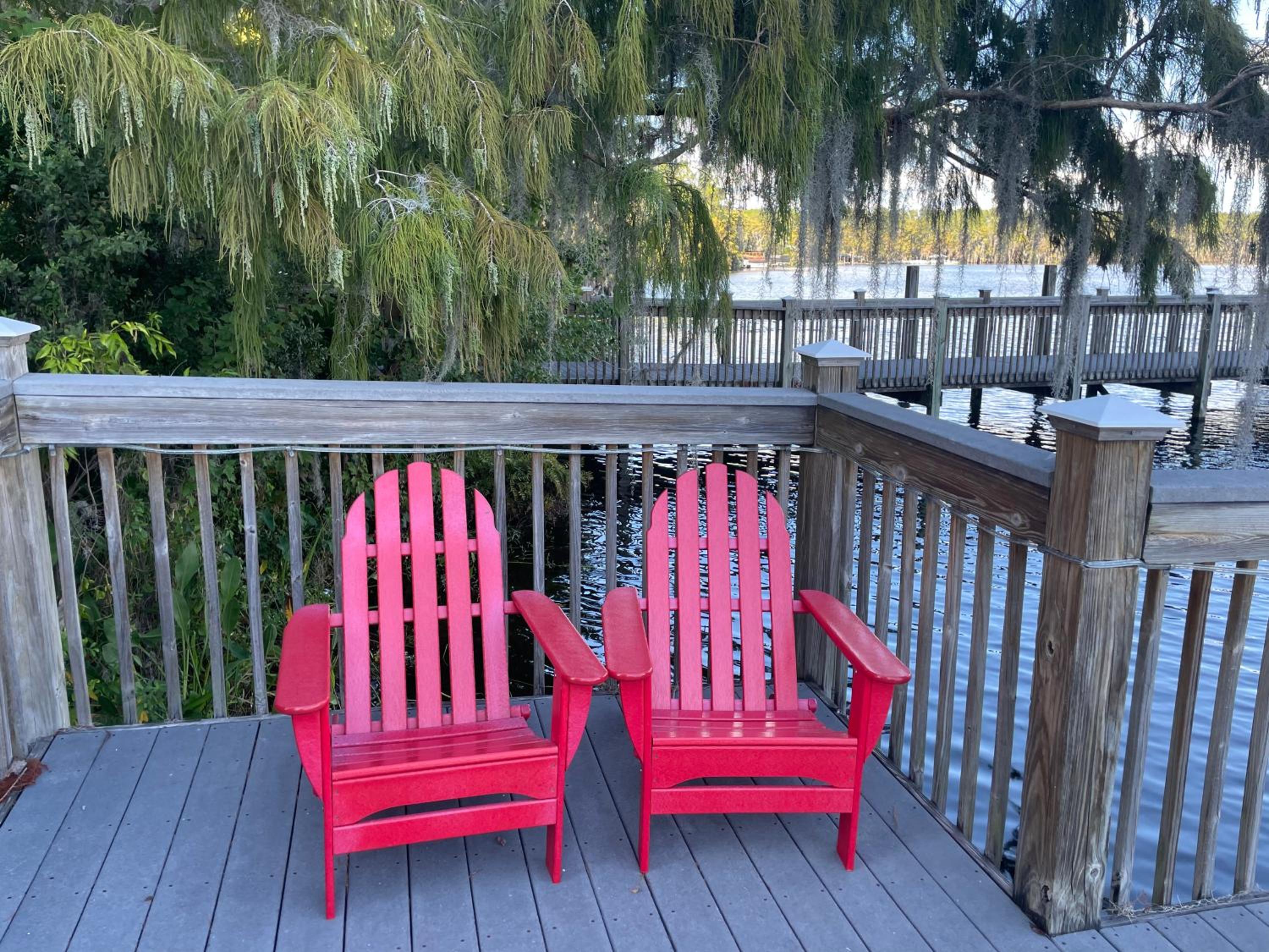 Disney 1 mile , Blue Heron 1 room 2 bath,amenities,6 guests, walk to restaurants, no fees at check in or check out