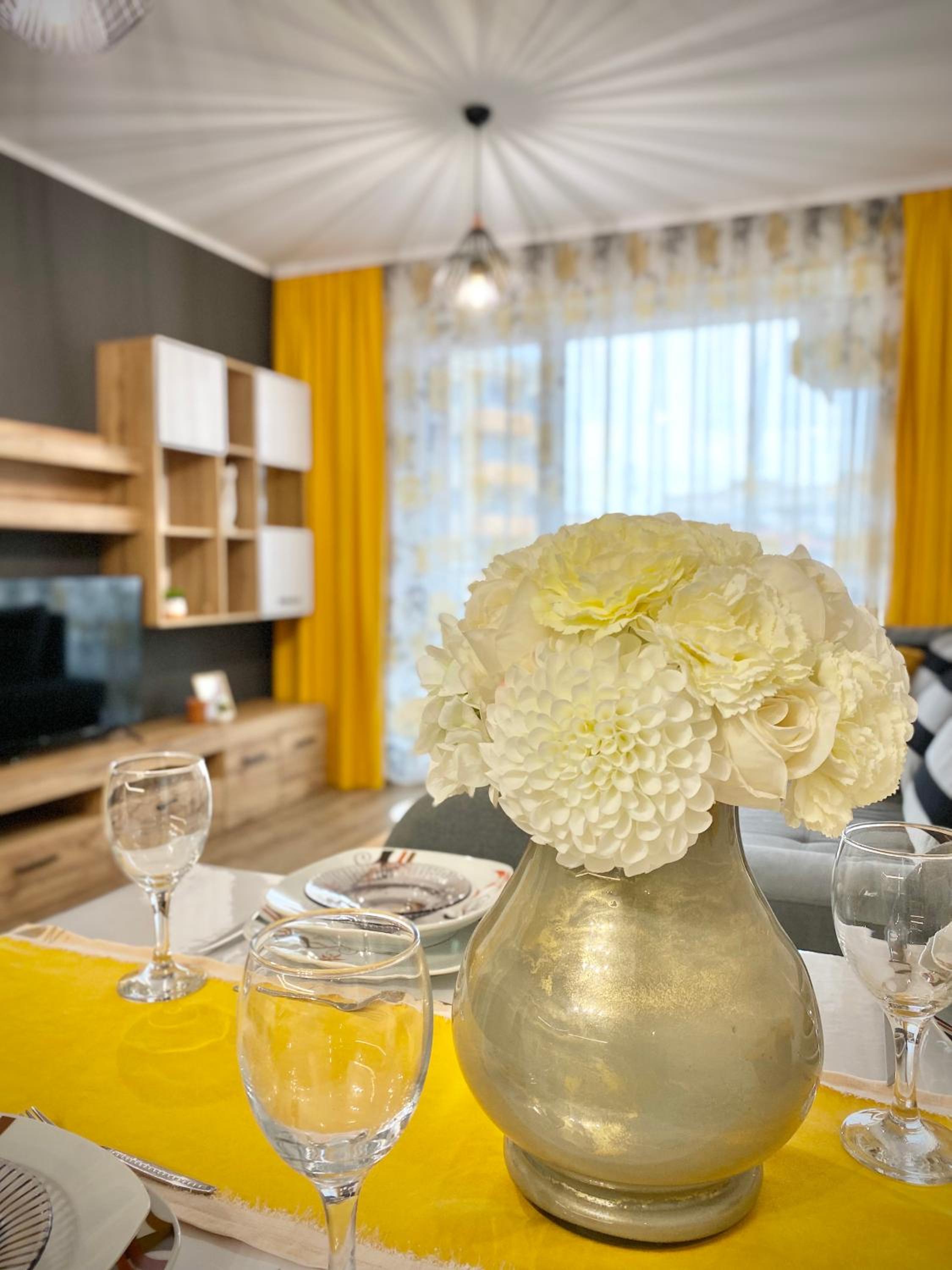 Art Apartment for 4 Guests Free Parking & Wifi