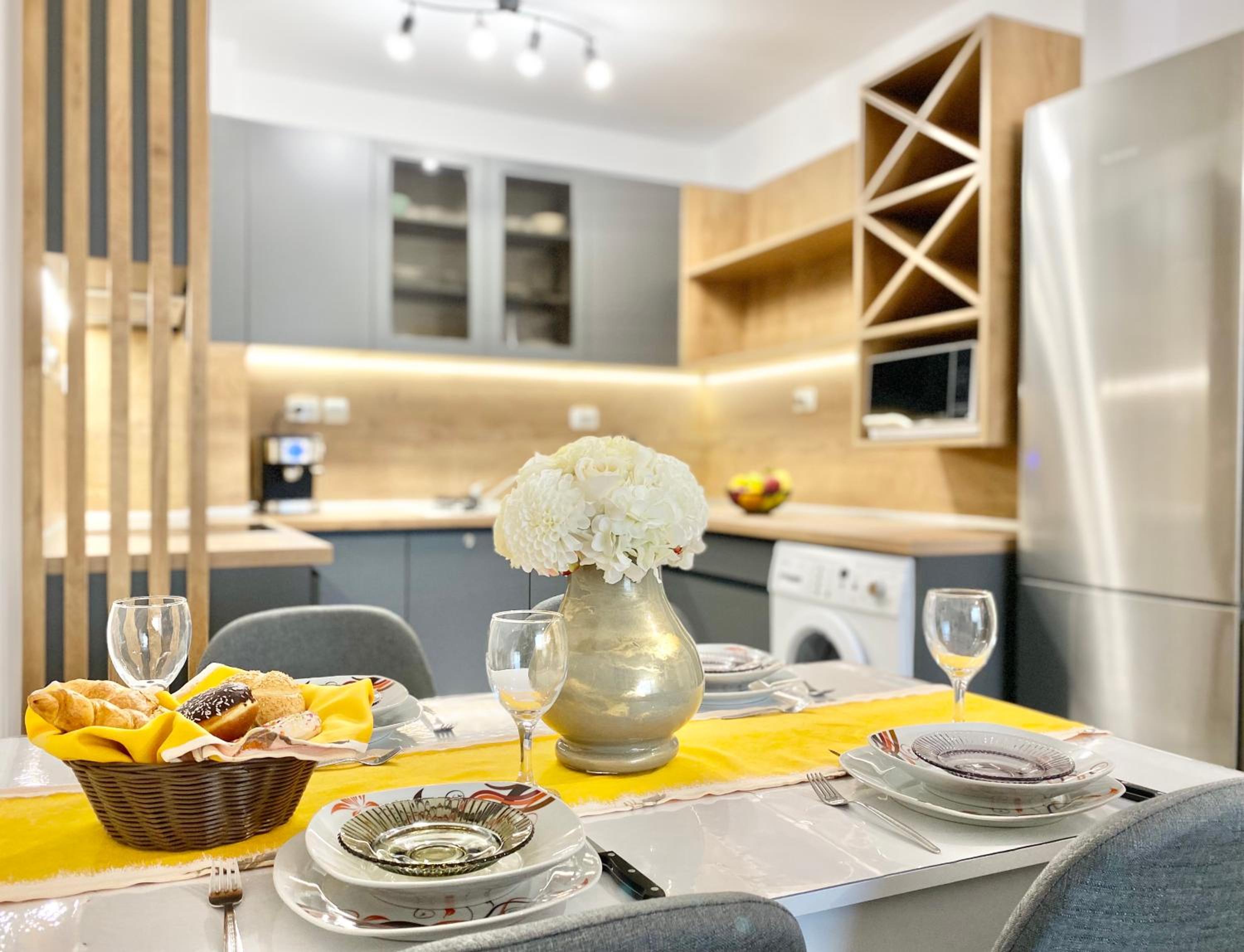 Art Apartment for 4 Guests Free Parking & Wifi