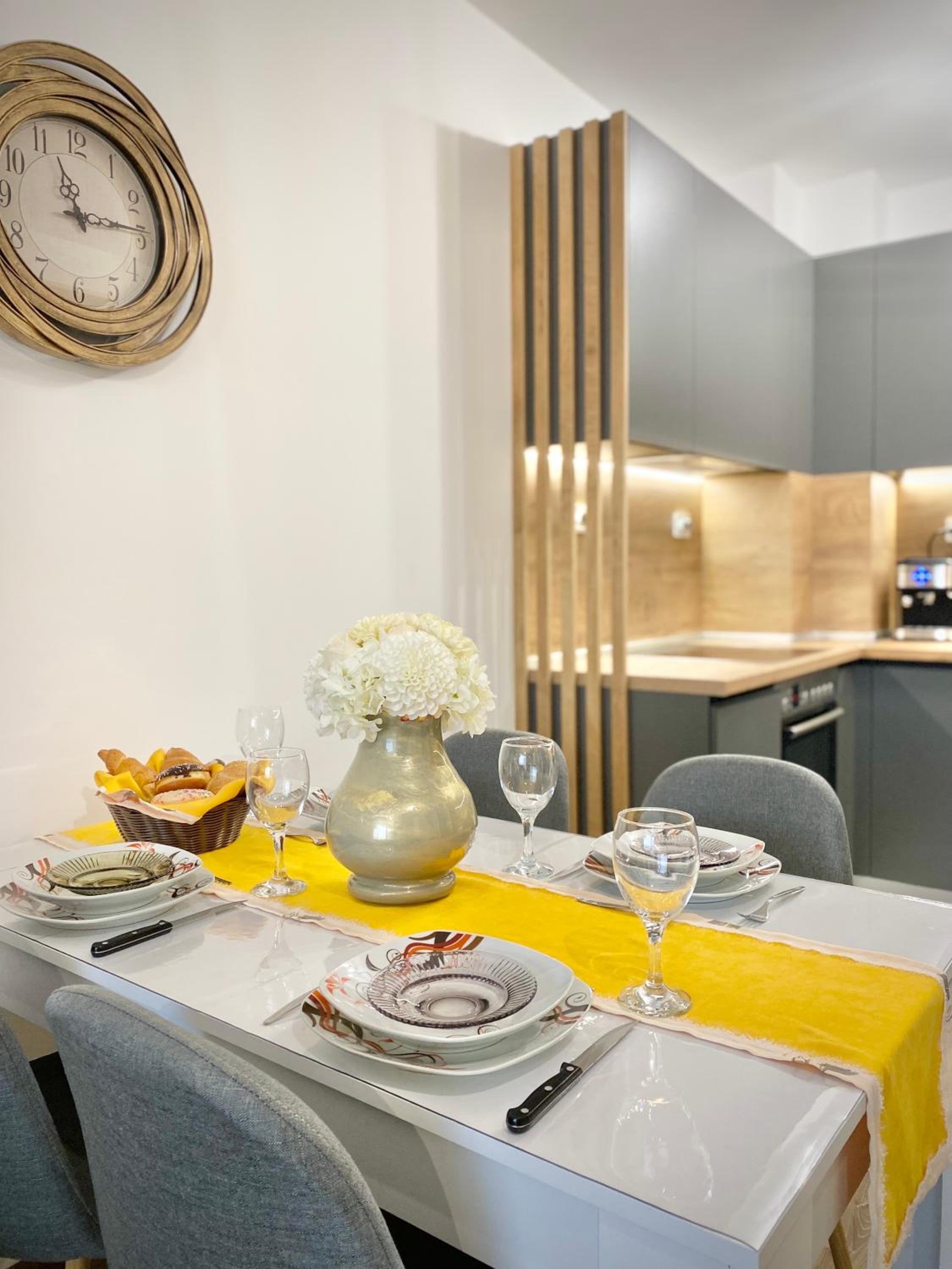 Art Apartment for 4 Guests Free Parking & Wifi