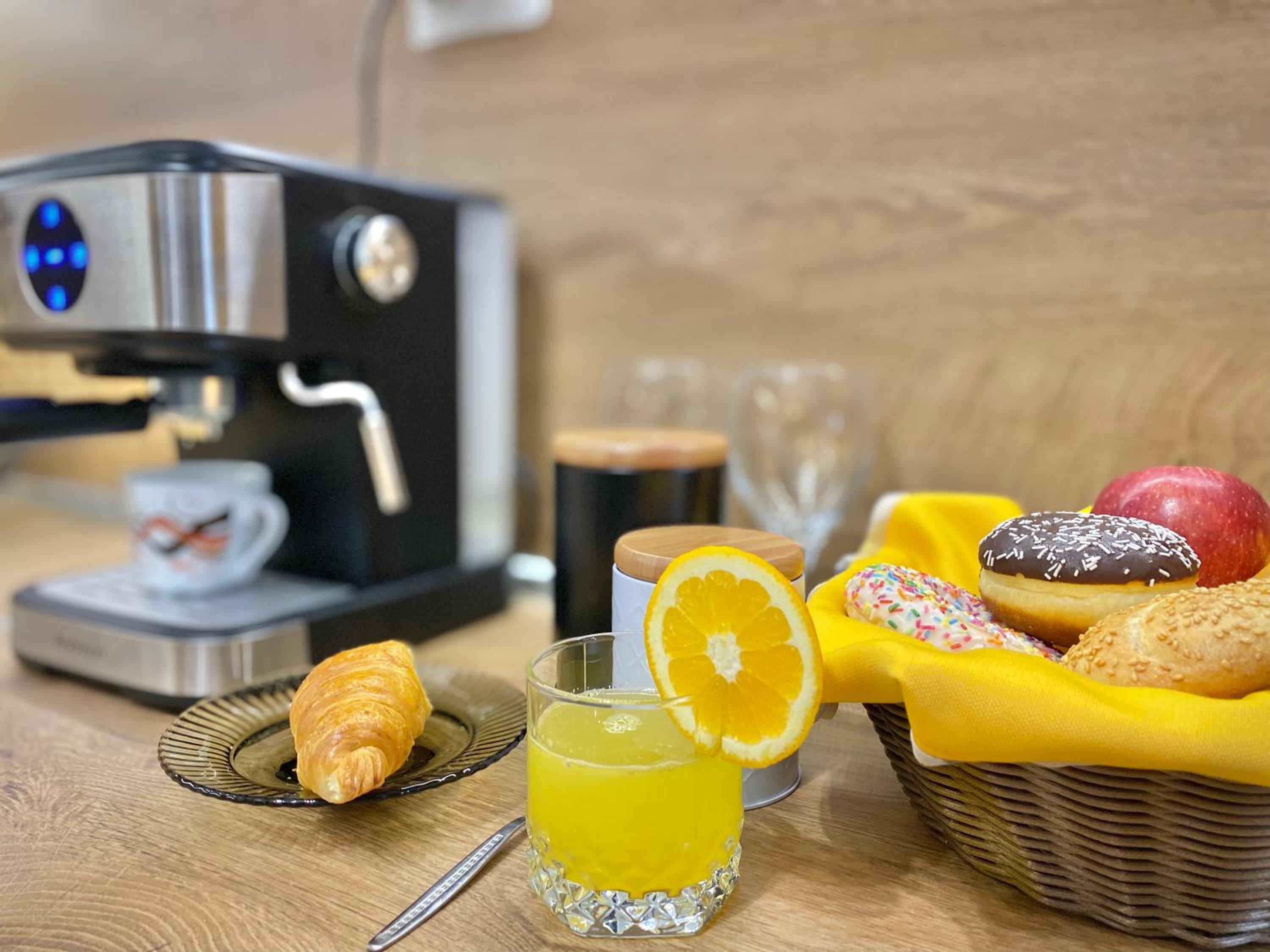 Art Apartment for 4 Guests Free Parking & Wifi