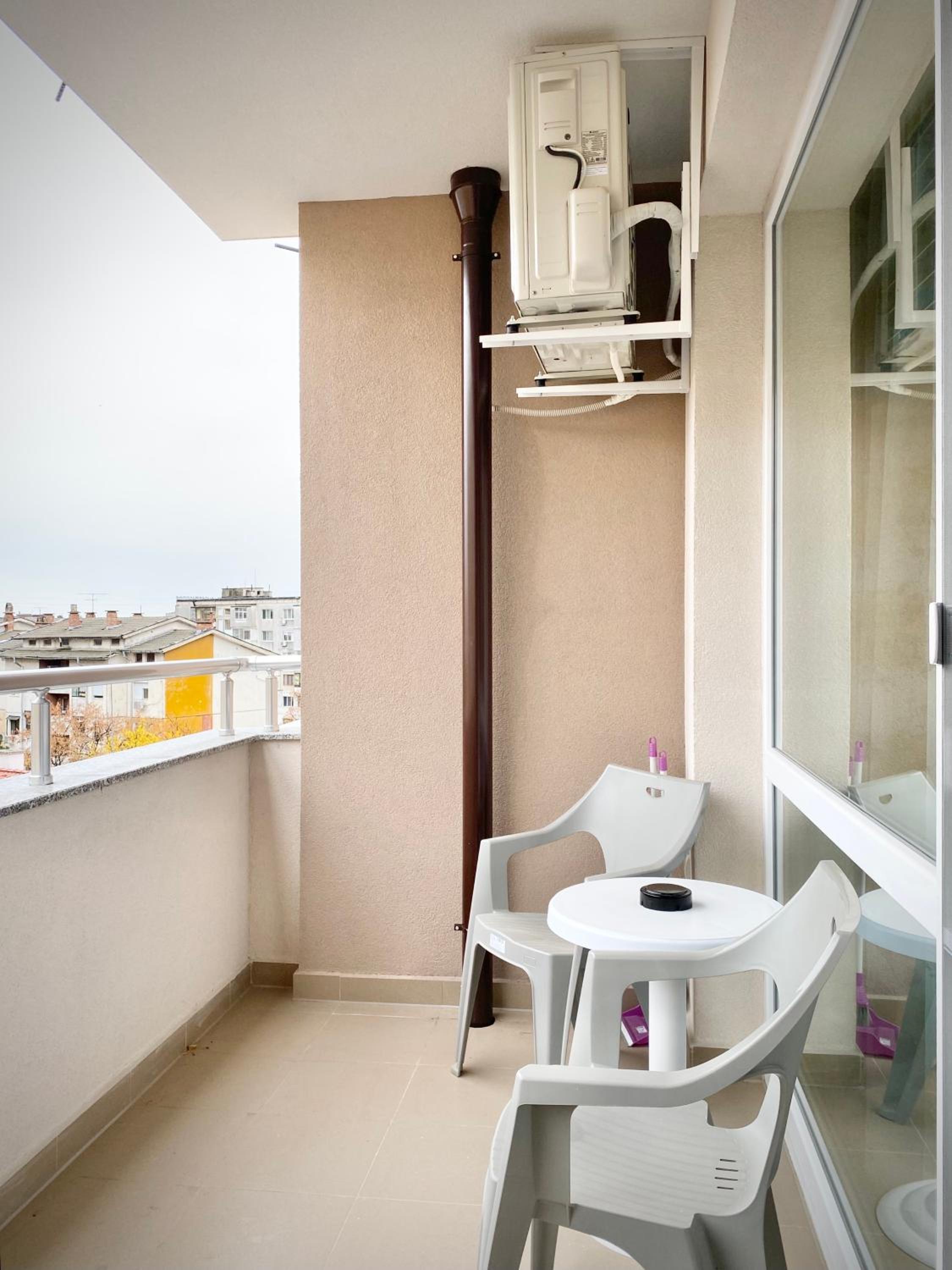 Art Apartment for 4 Guests Free Parking & Wifi