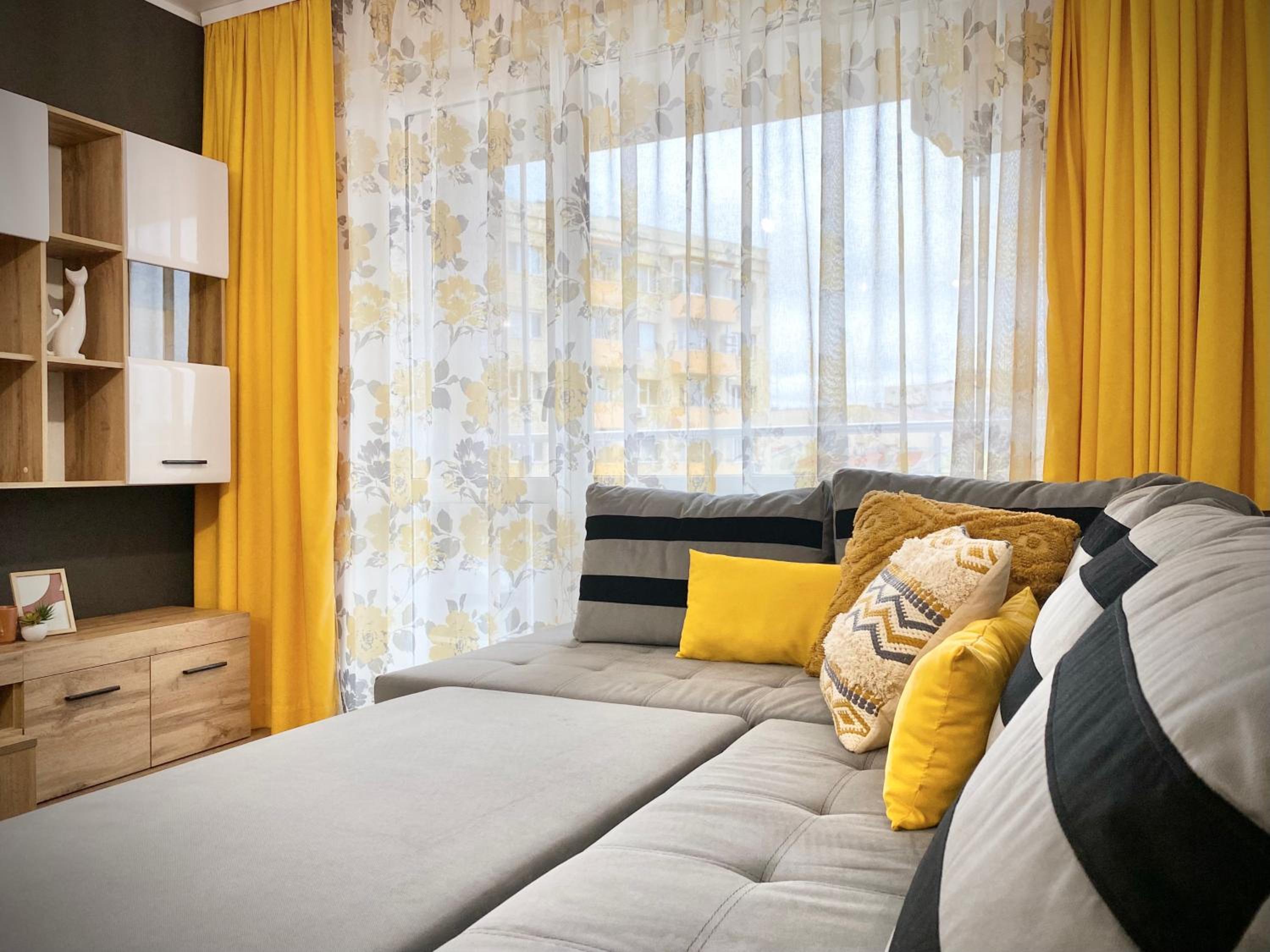 Art Apartment for 4 Guests Free Parking & Wifi