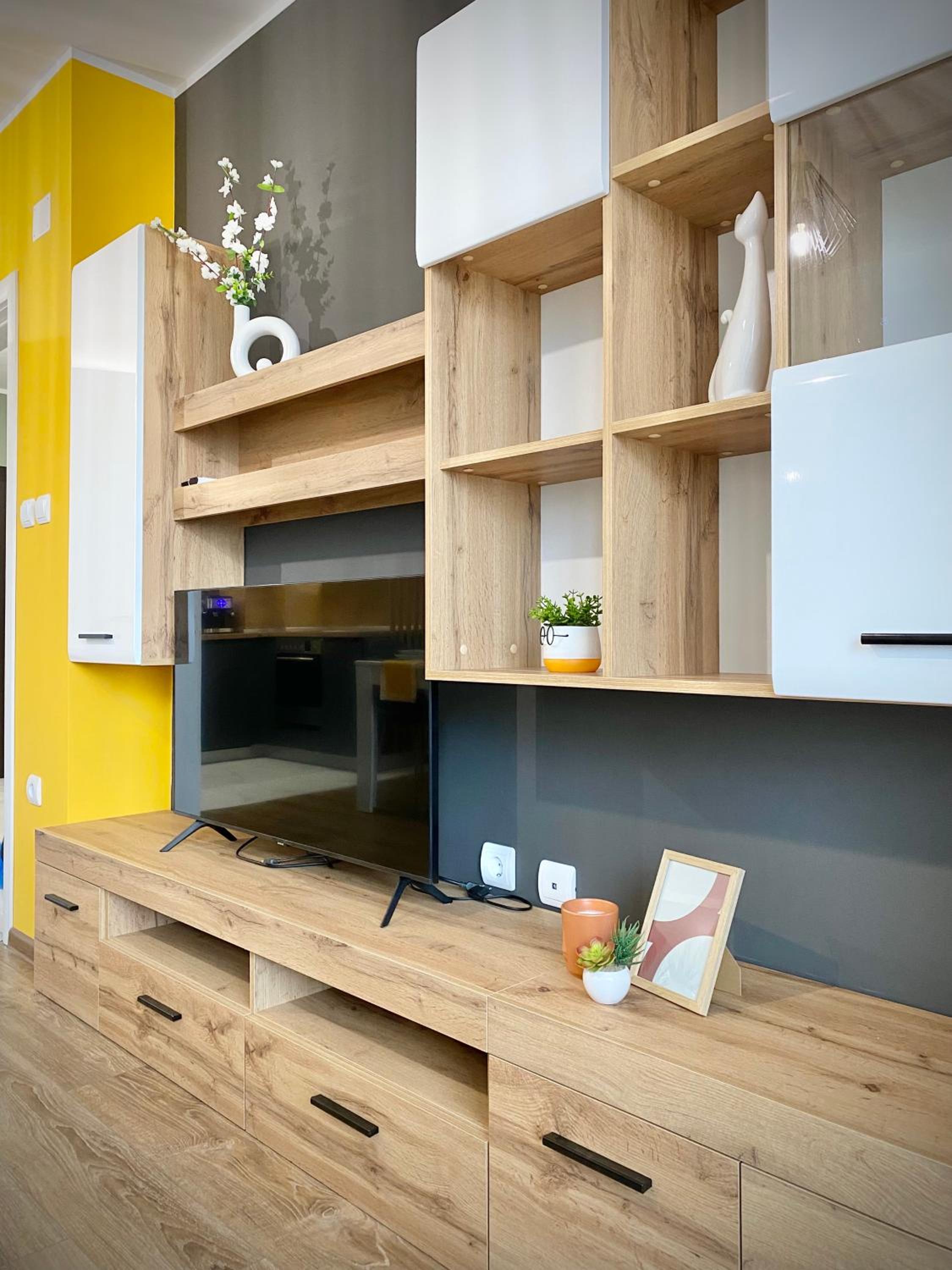 Art Apartment for 4 Guests Free Parking & Wifi