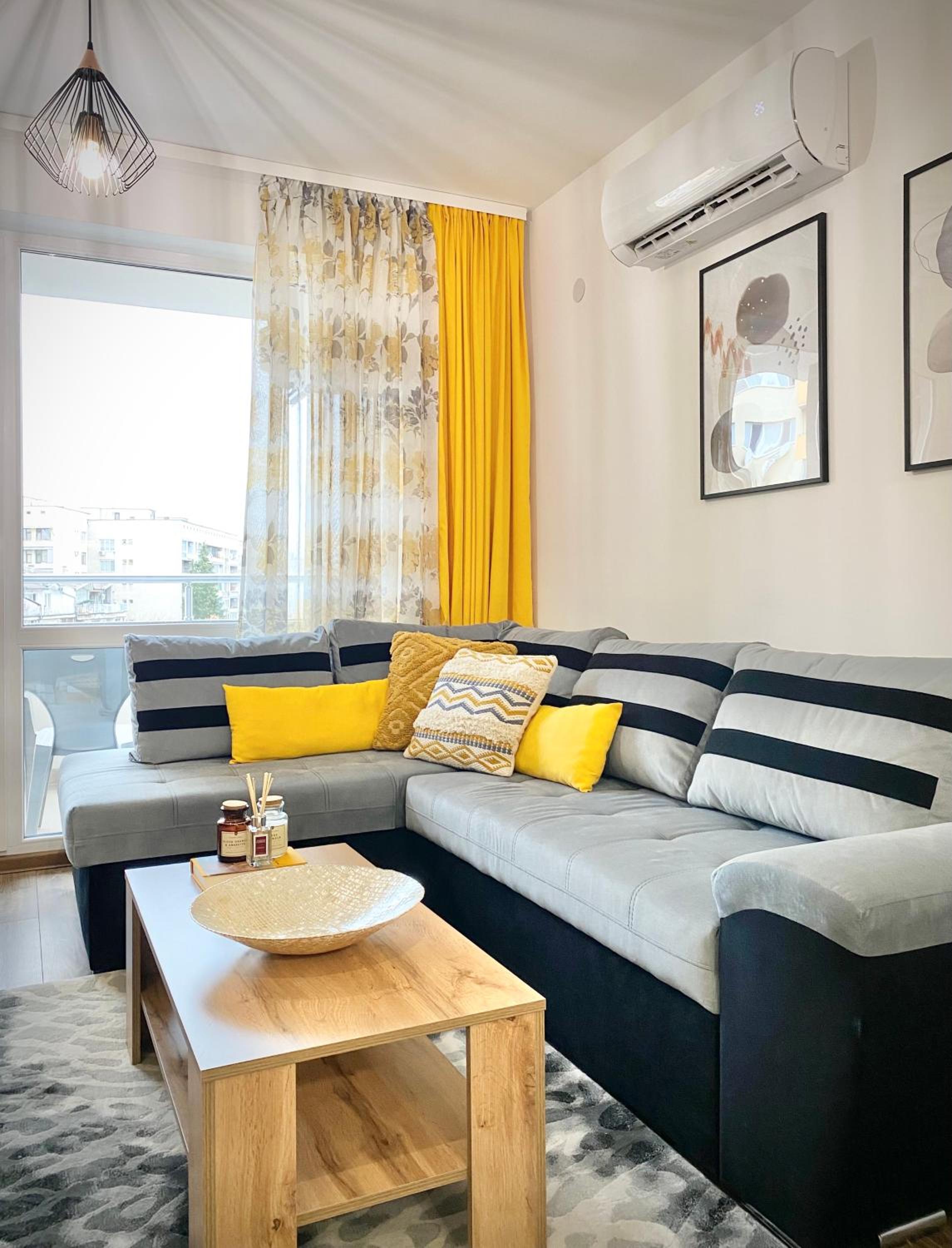Art Apartment for 4 Guests Free Parking & Wifi
