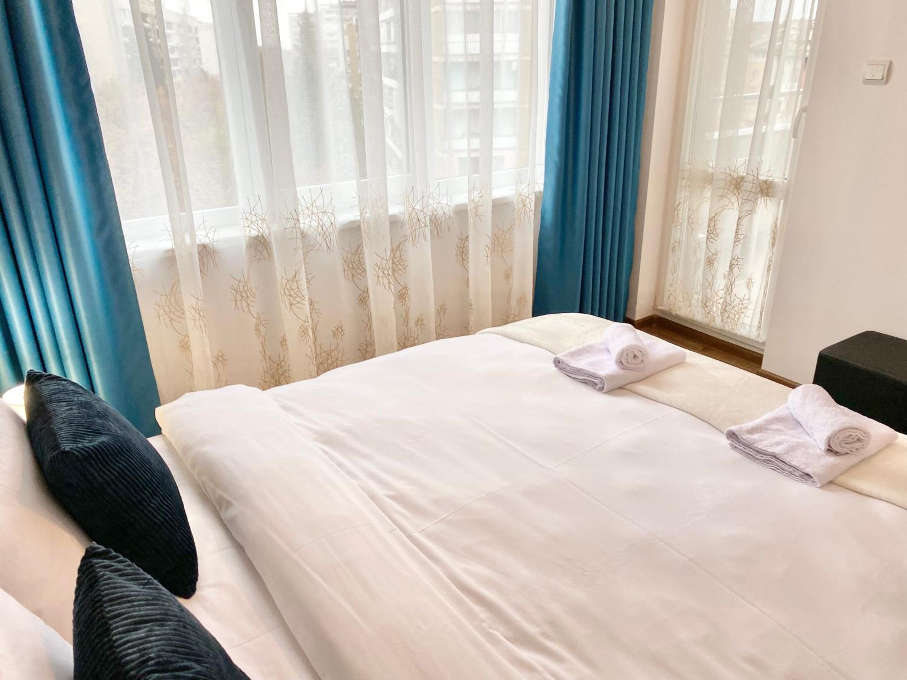 Art Apartment for 4 Guests Free Parking & Wifi