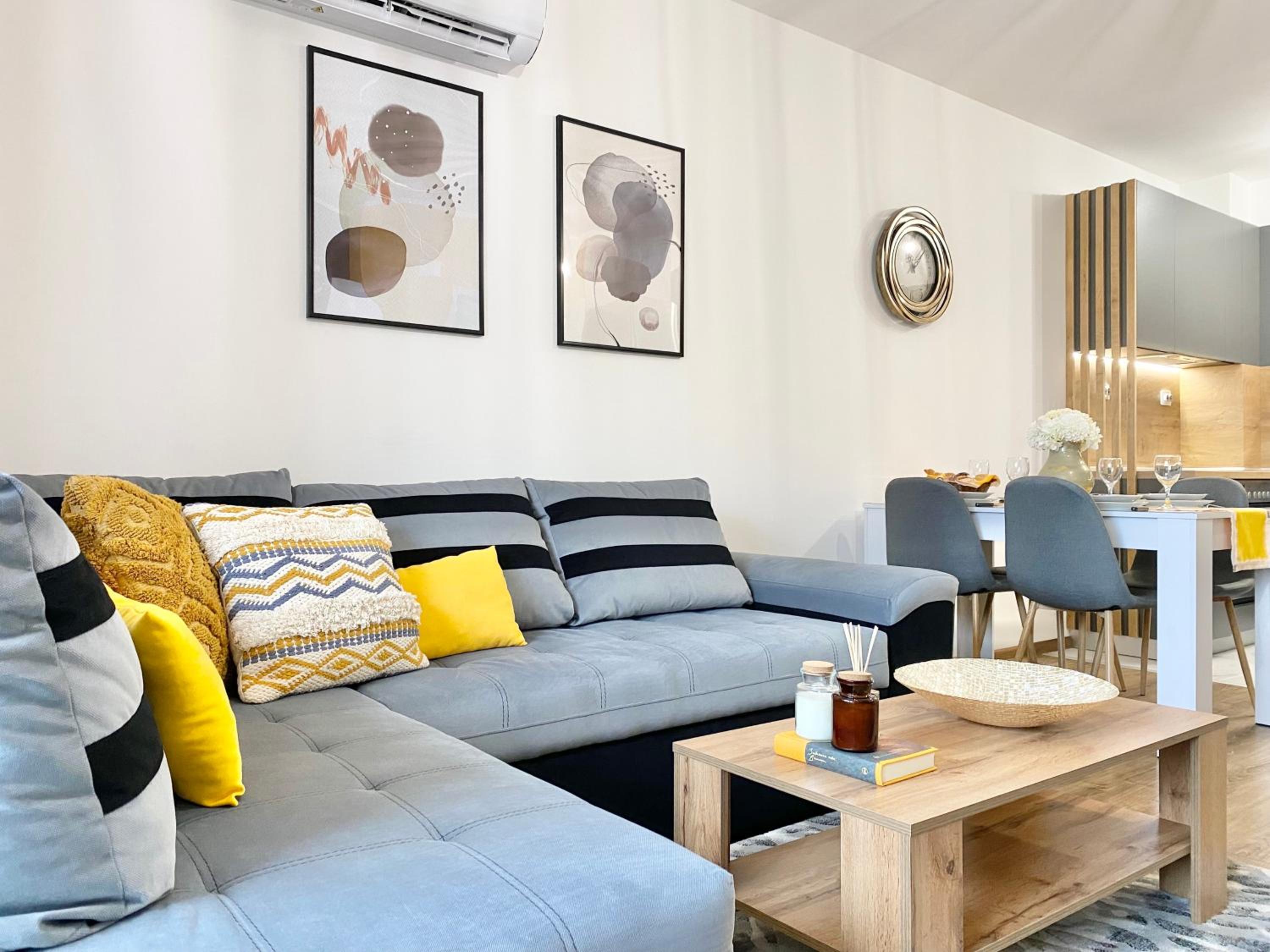 Art Apartment for 4 Guests Free Parking & Wifi