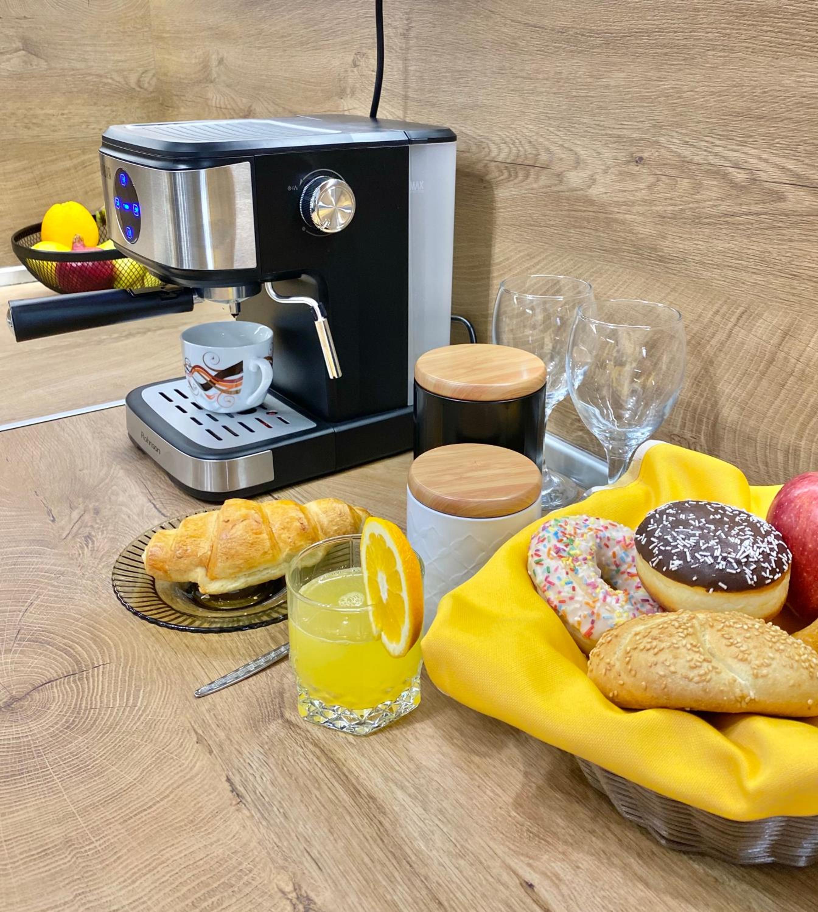 Art Apartment for 4 Guests Free Parking & Wifi