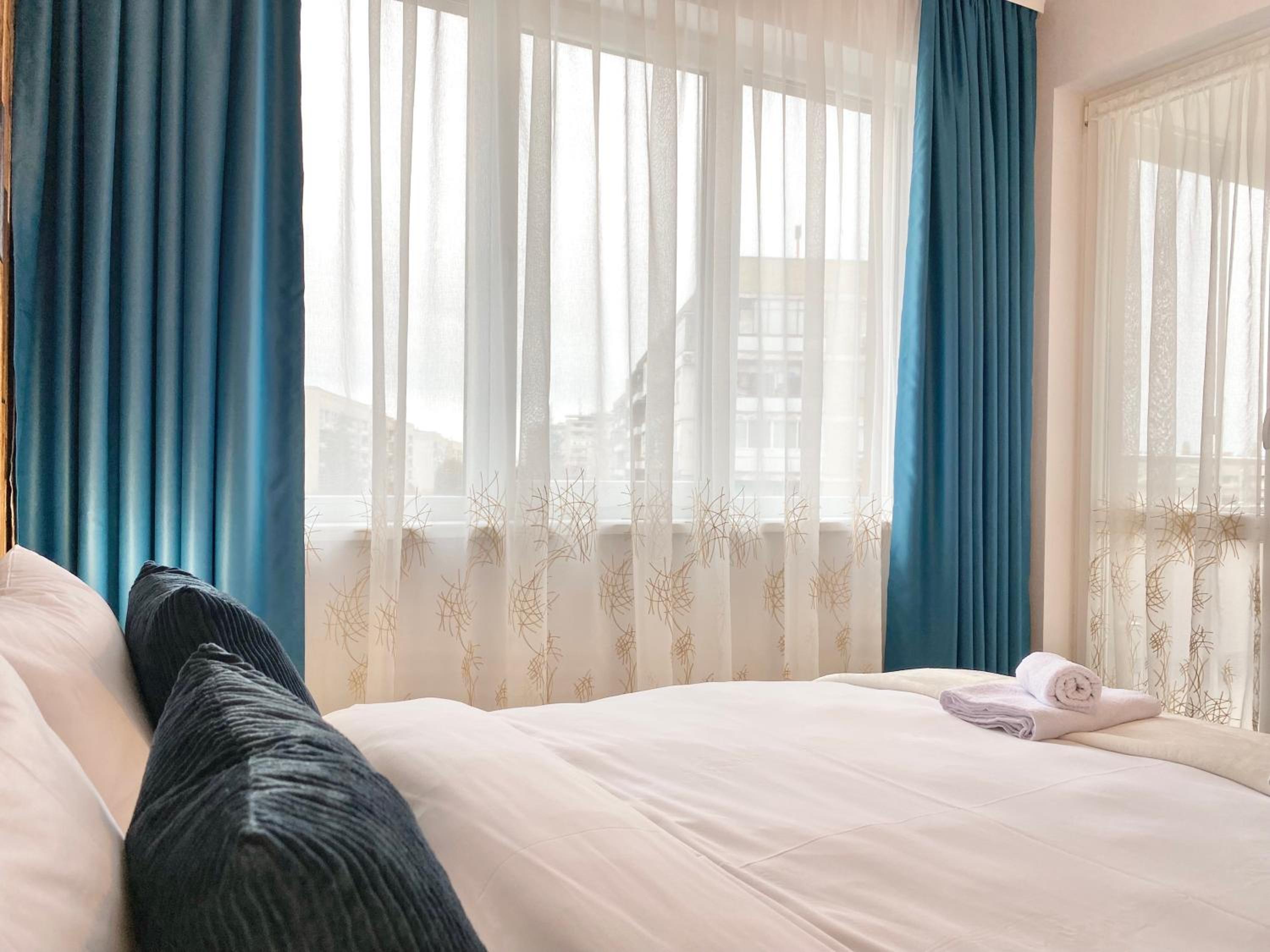 Art Apartment for 4 Guests Free Parking & Wifi