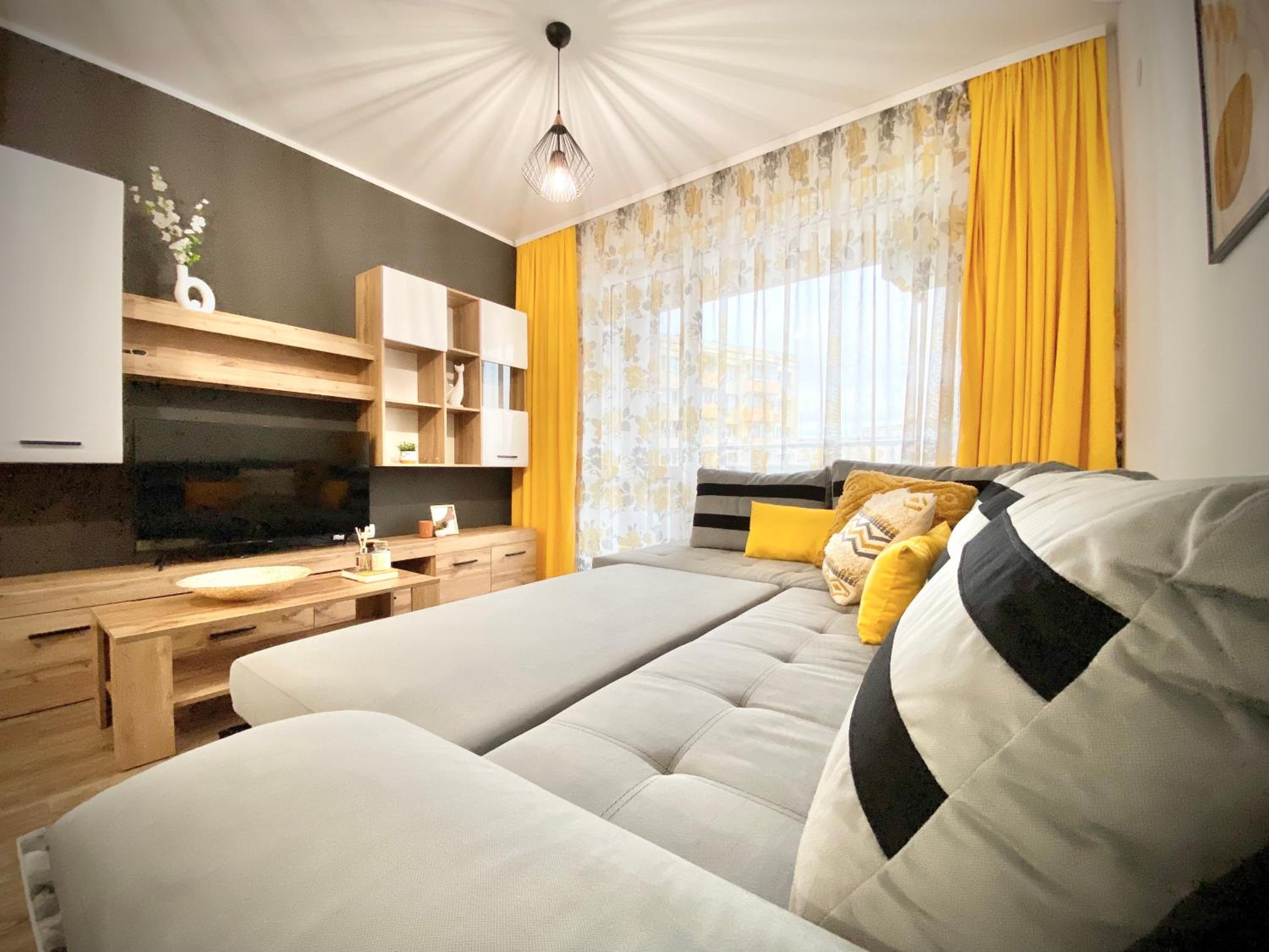 Art Apartment for 4 Guests Free Parking & Wifi
