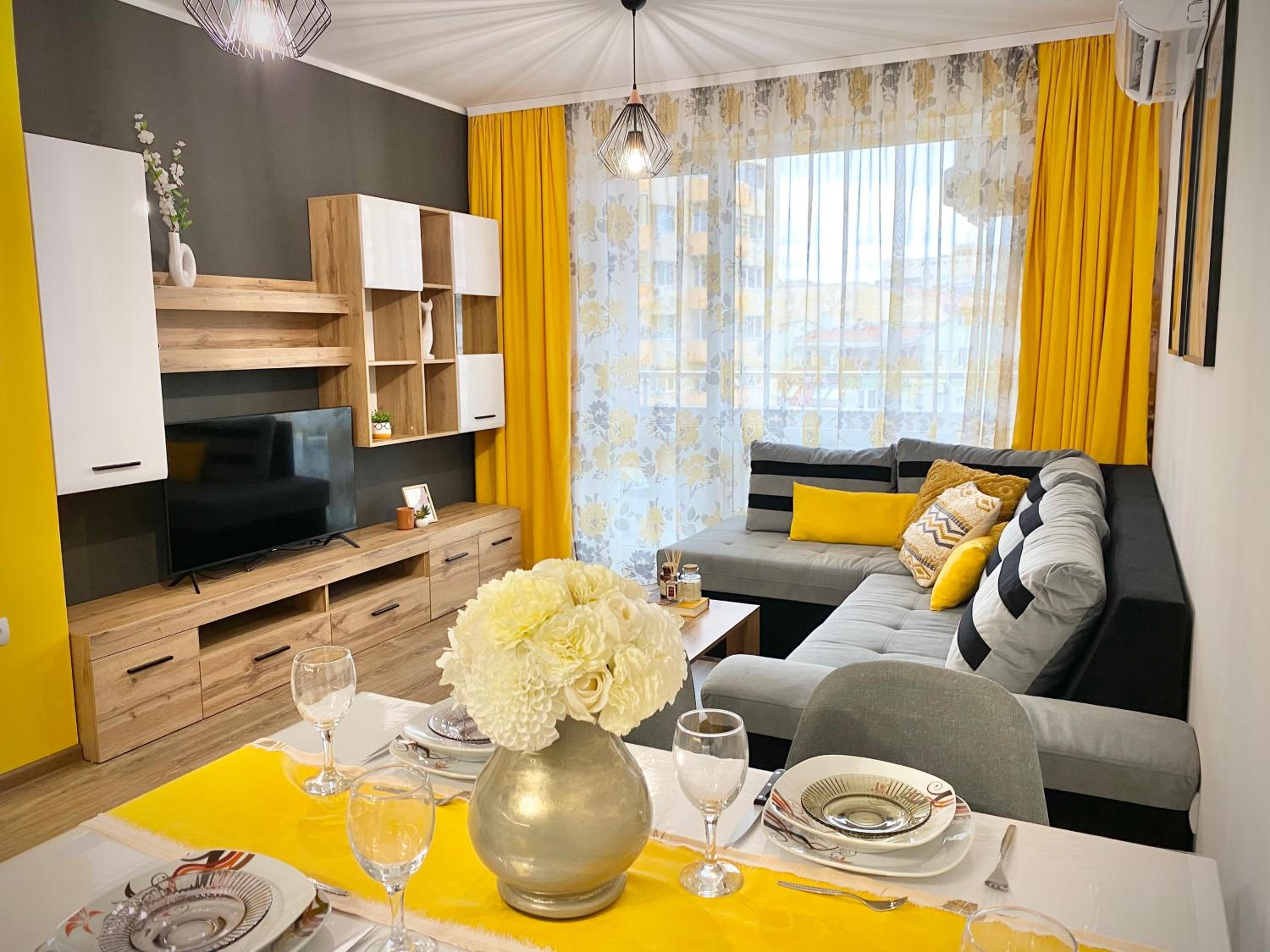 Art Apartment for 4 Guests Free Parking & Wifi
