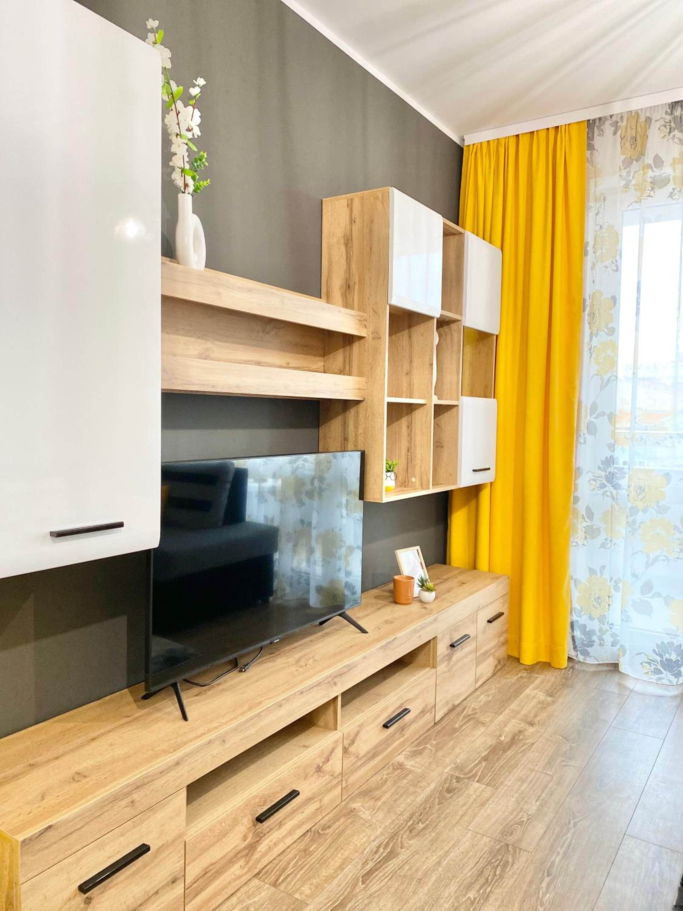 Art Apartment for 4 Guests Free Parking & Wifi