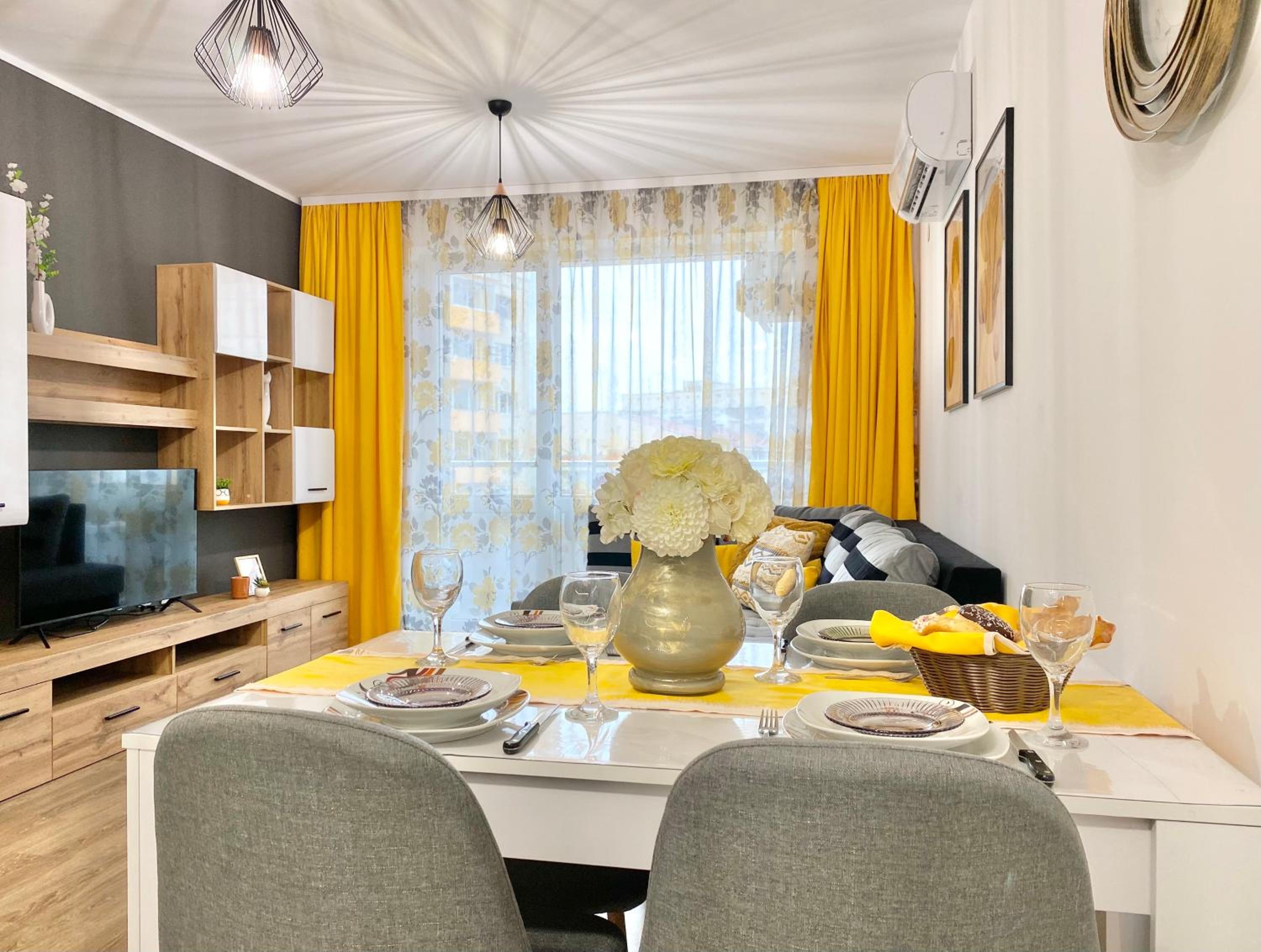 Art Apartment for 4 Guests Free Parking & Wifi
