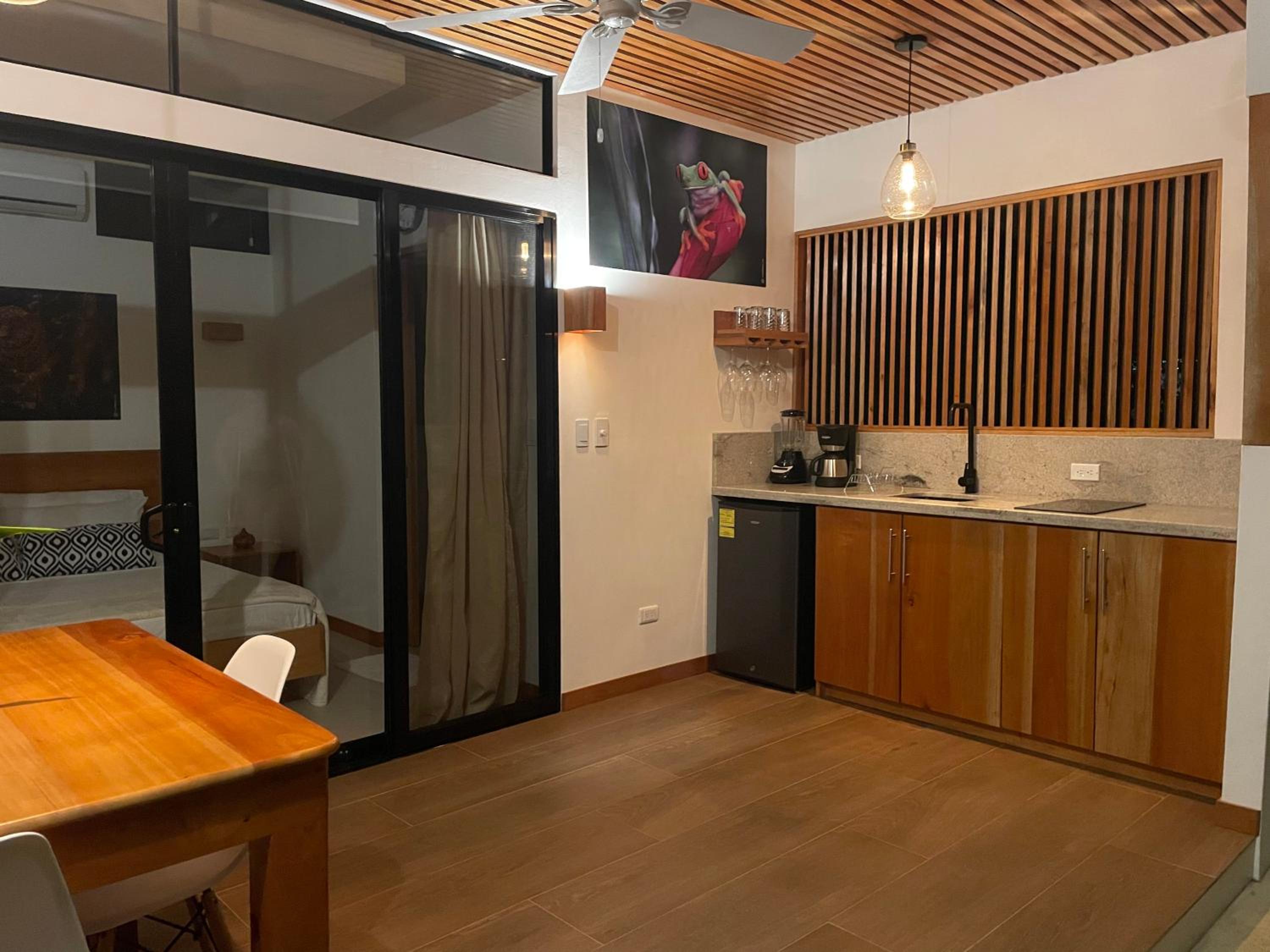 Caribbean Irie - charming, luxurious bungalow in nature with AC & fiber optic wifi