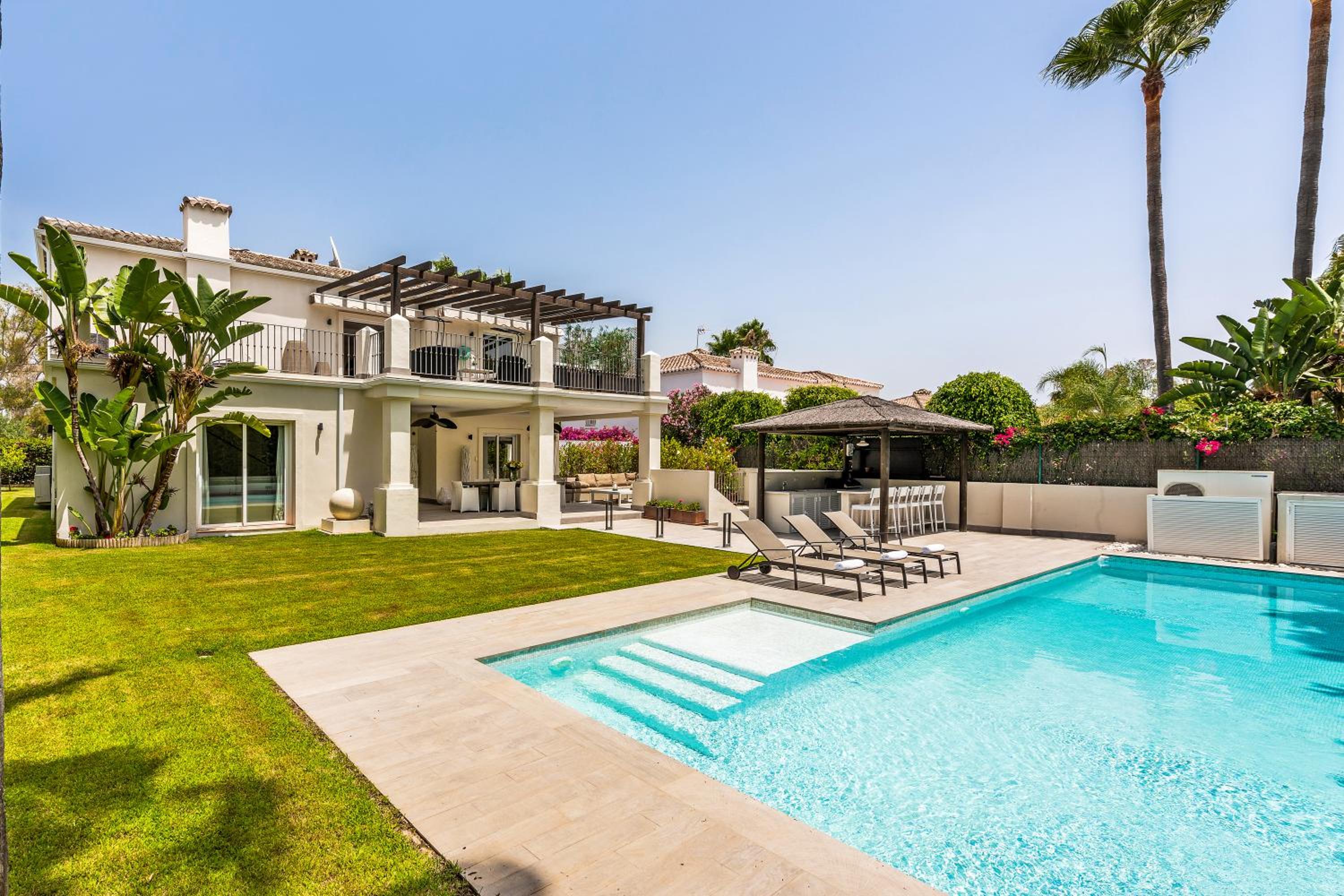 Hotel Villa Zacaluca Pool Whirlpool Sauna & Gym - Happy Rentals - Image 1