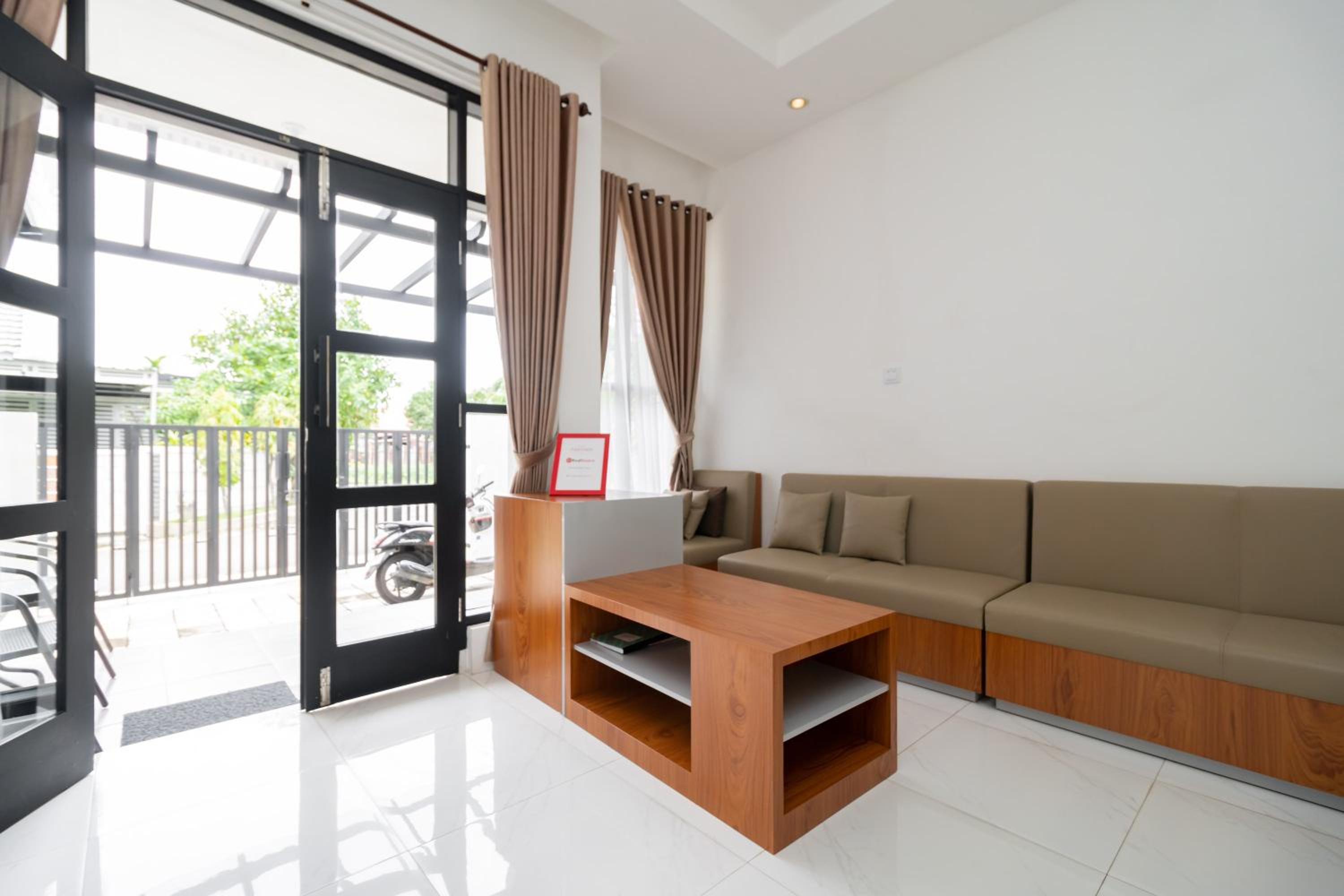RedDoorz Syariah at Jalan Andalas Padang view 4