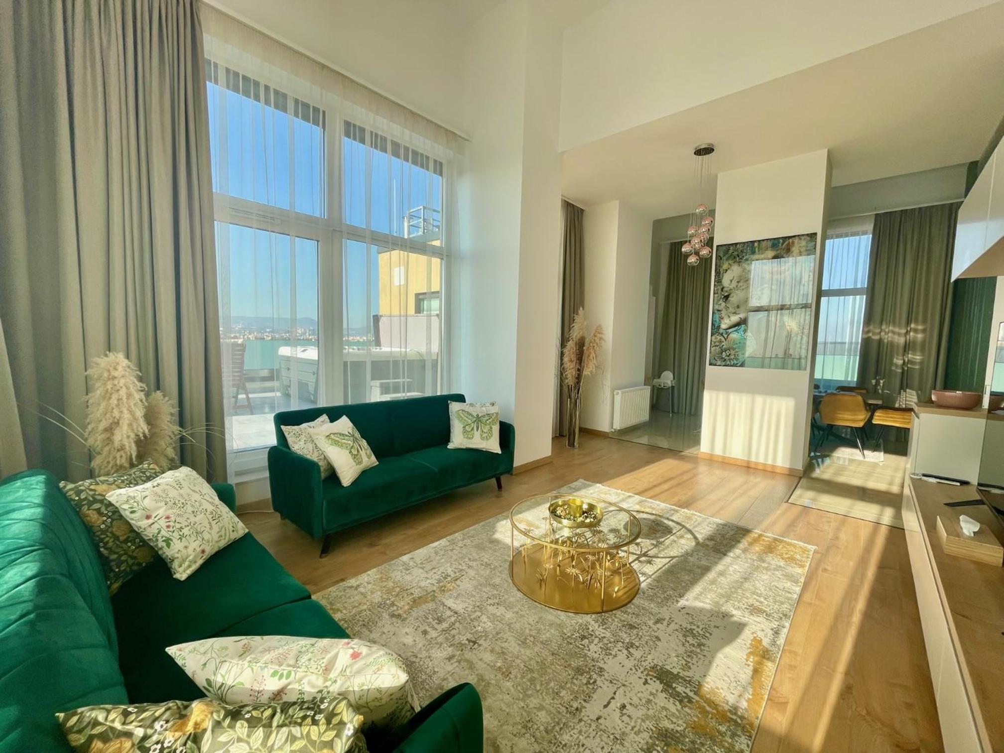 Centropolitan Penthouse with JACCUZZI- 2 Free PARKING- Self Check-In view 4