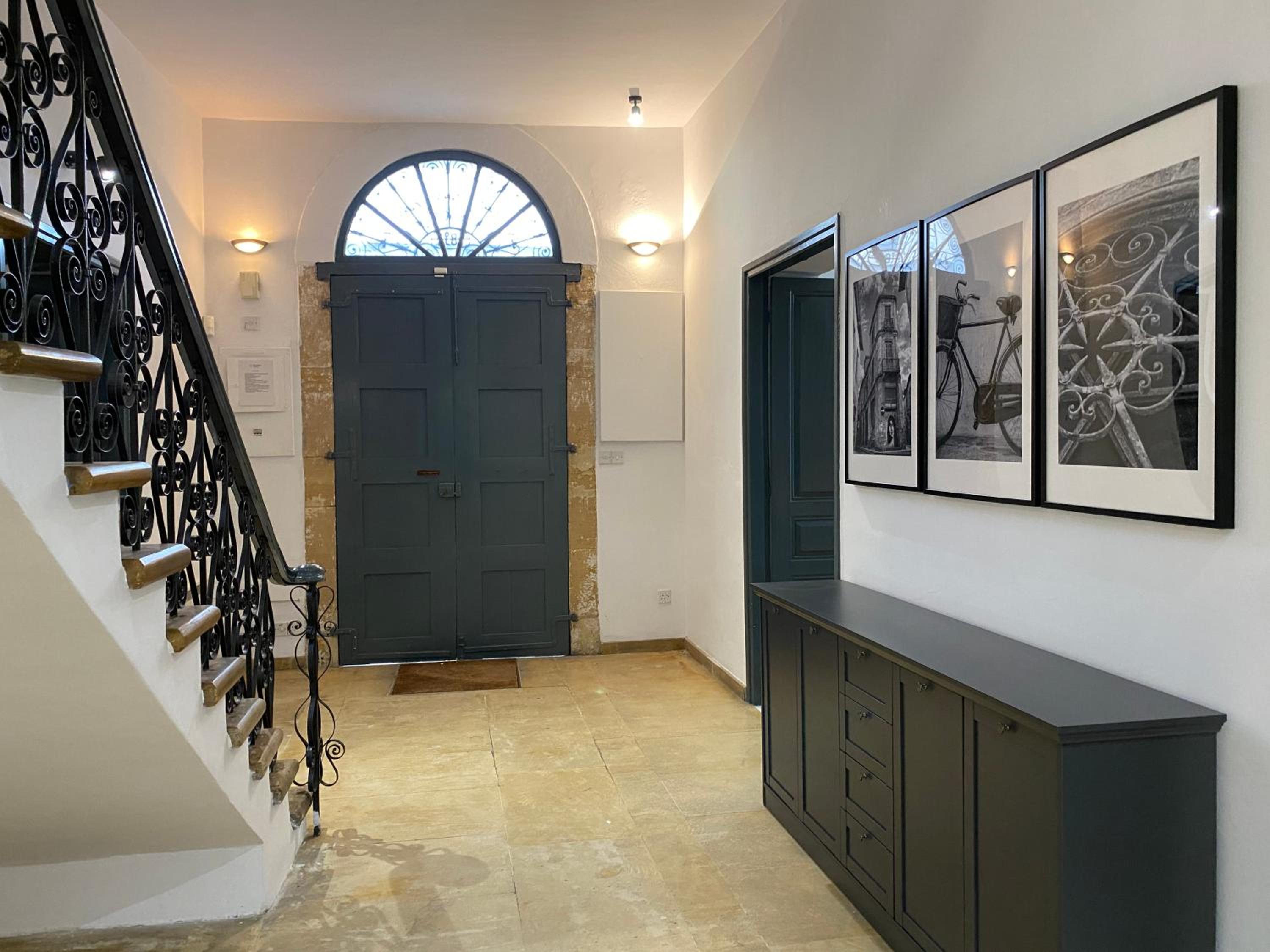 Phaedrus Living: Cozy Down Town House Aischylou view 5