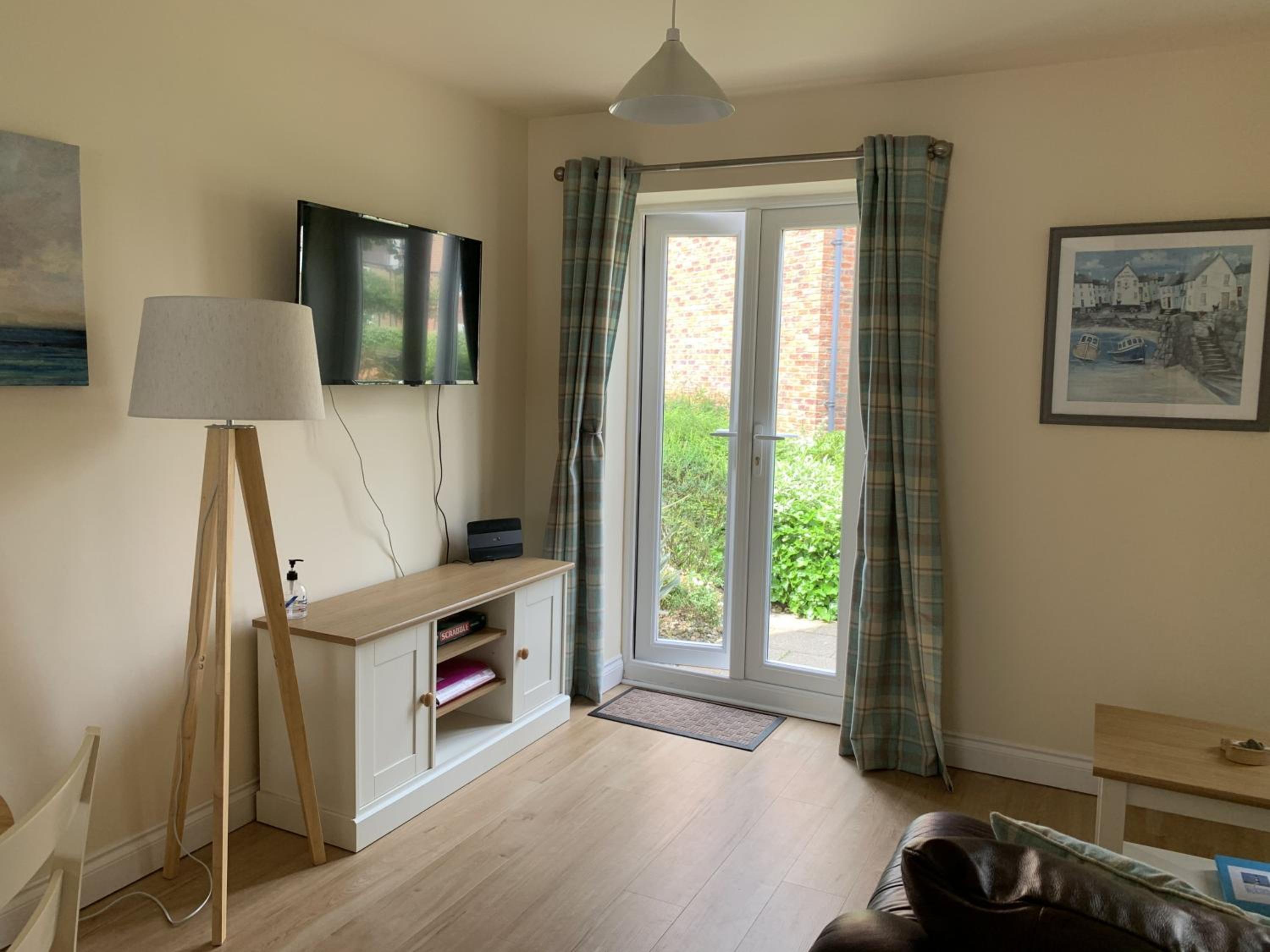 Seaside Cottage, The Bay, 2 bedrooms, patio, parking nearby, 2 dogs welcome view 3