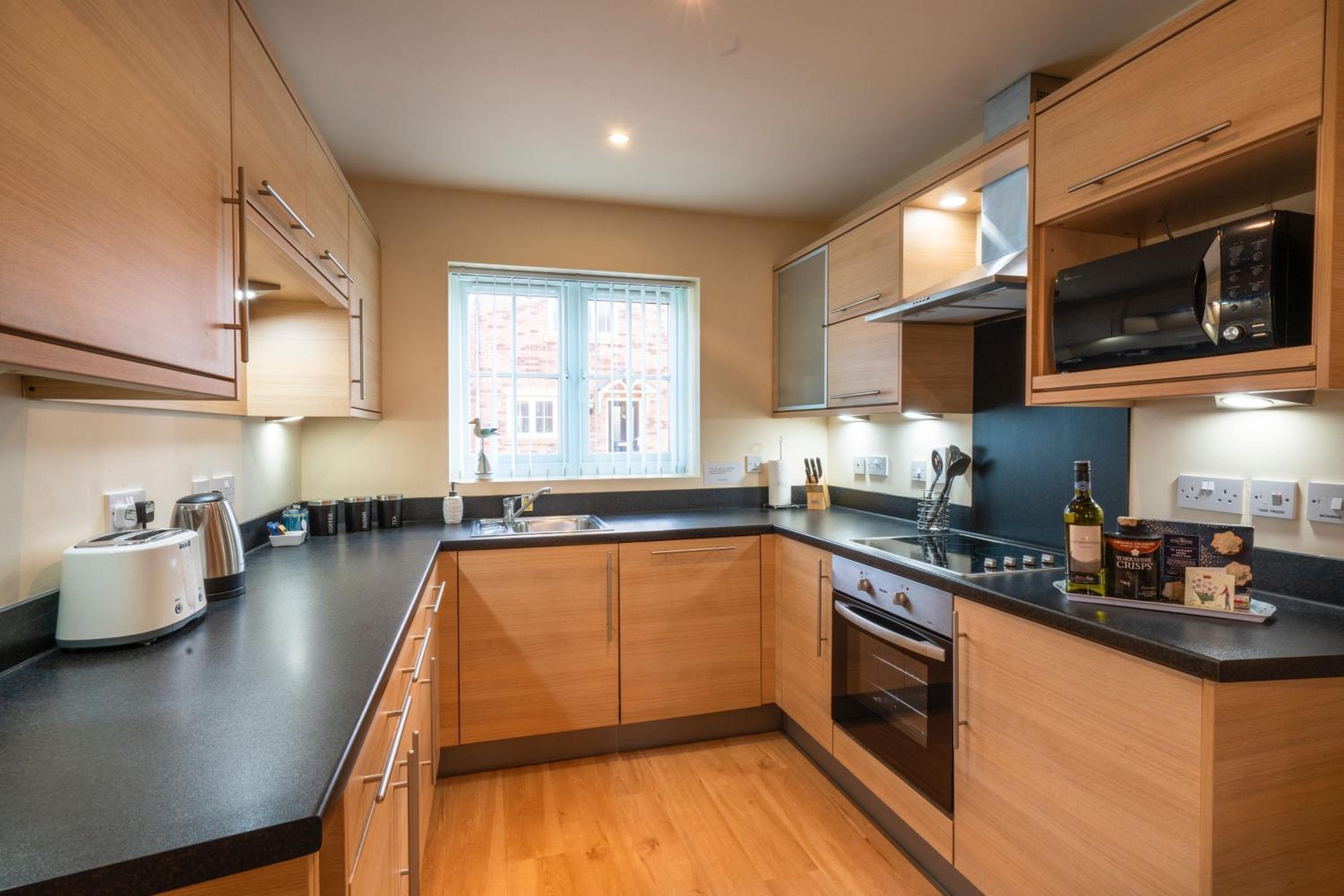 Seaside Cottage, The Bay, 2 bedrooms, patio, parking nearby, 2 dogs welcome view 5
