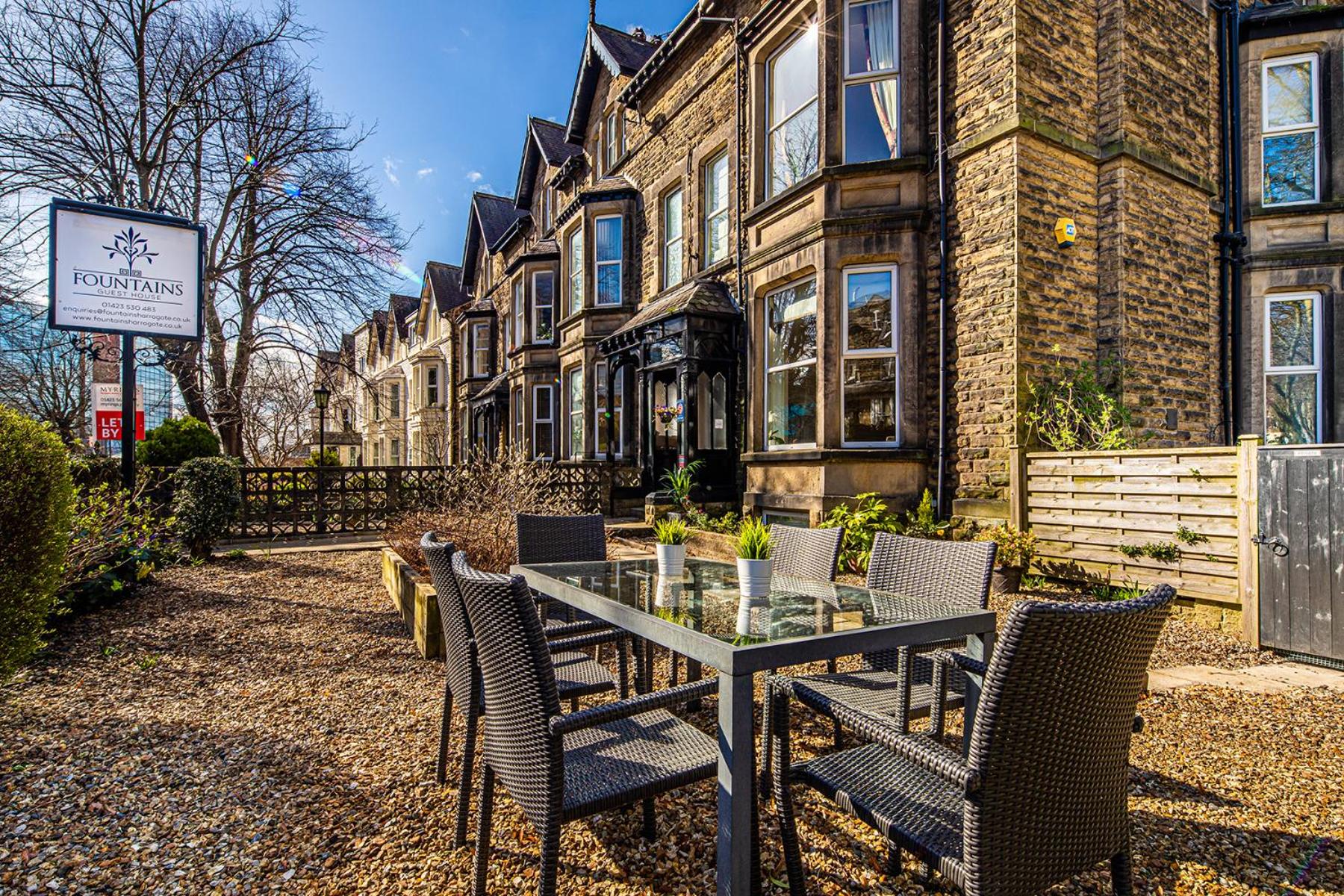 Fountains Guest House - Harrogate Stays with FREE PARKING