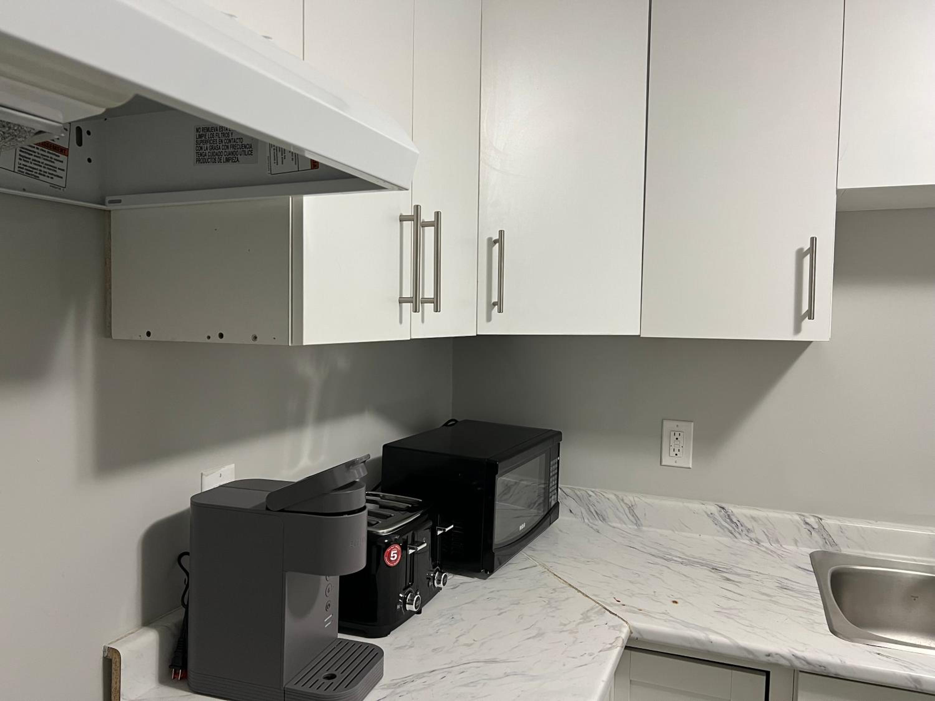 Cozy Modern and Lavish 1 Bedroom Basement Suite