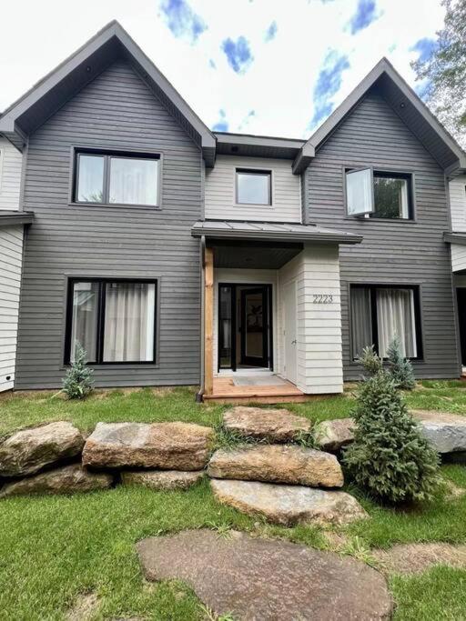 Studio with king bed, sofa bed and terrace Mont-Tremblant