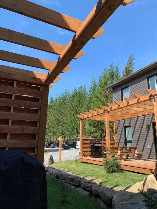 Studio with king bed, sofa bed and terrace Mont-Tremblant