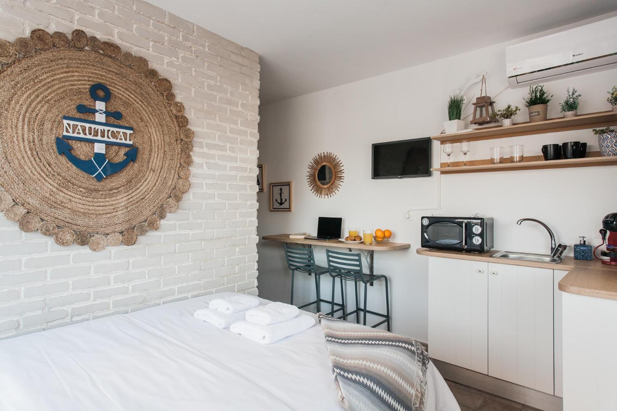 Wake up with Acropolis view!