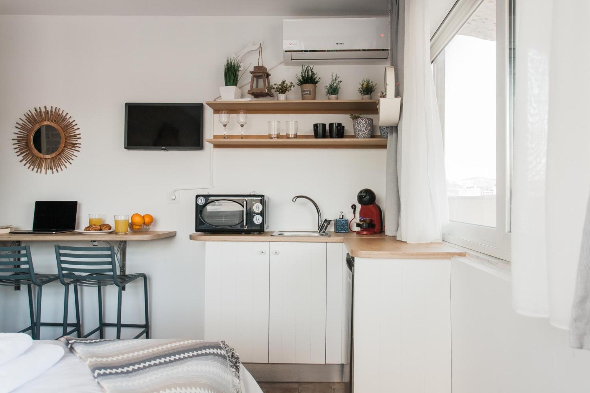 Wake up with Acropolis view!