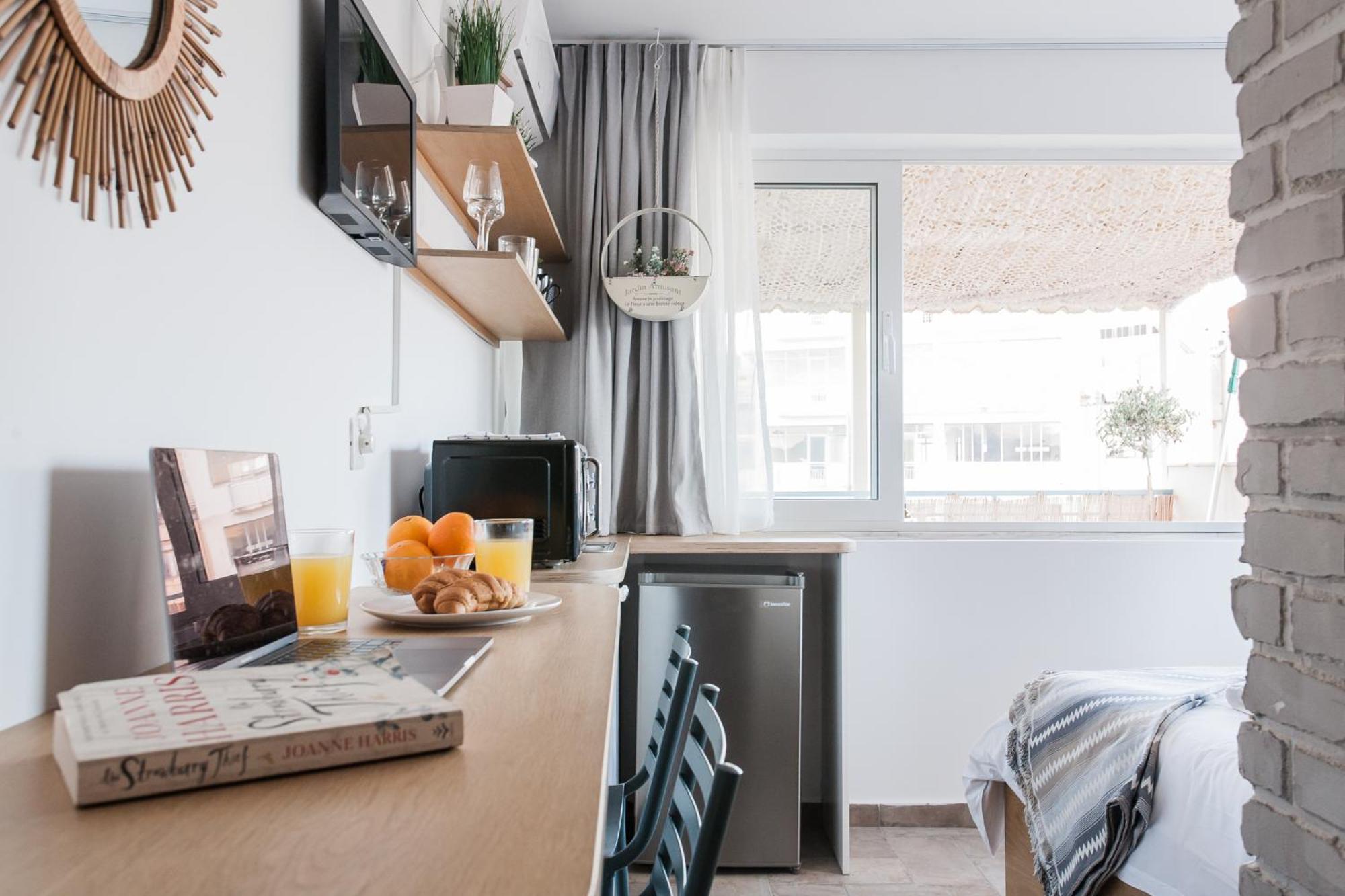 Wake up with Acropolis view!