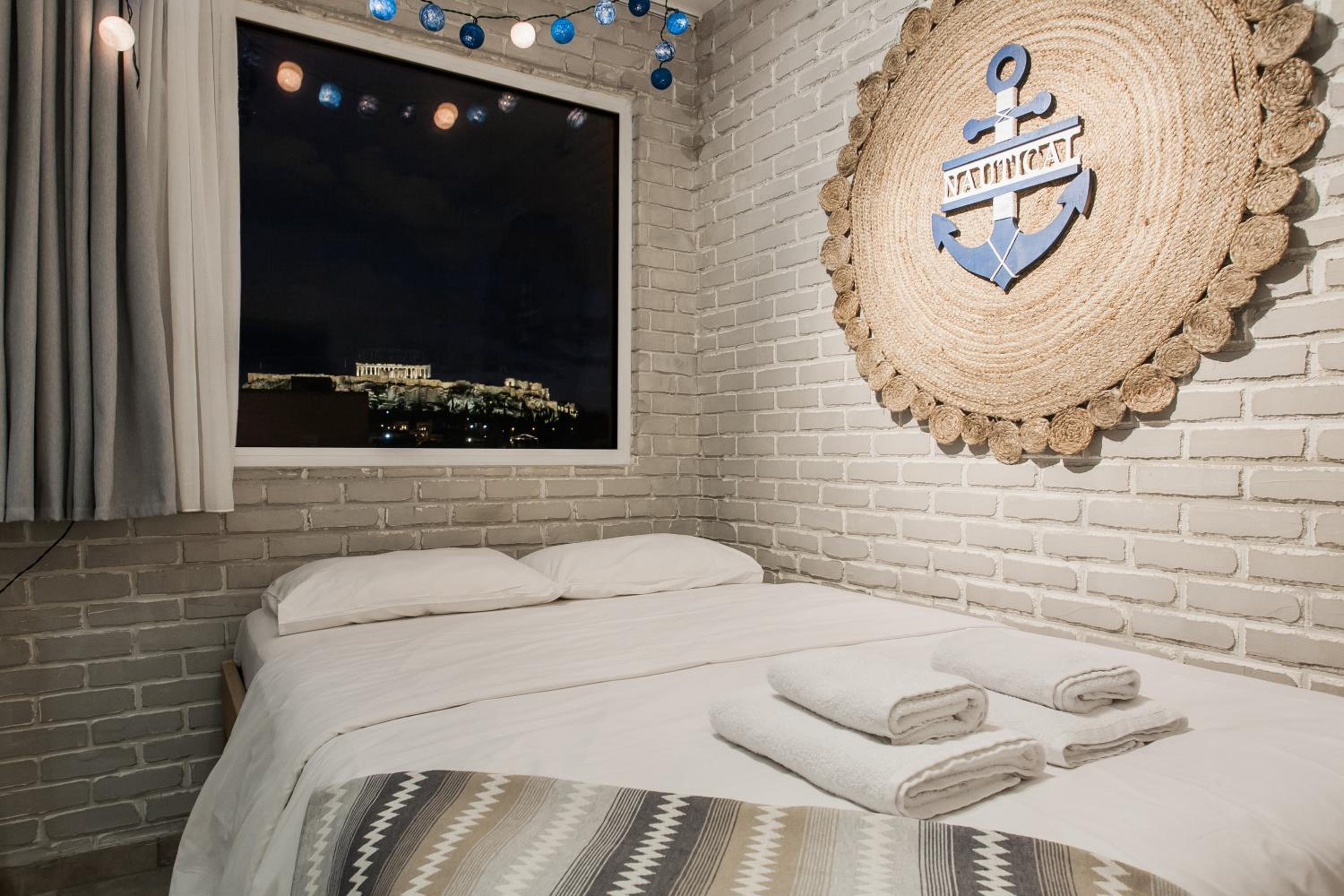 Wake up with Acropolis view!