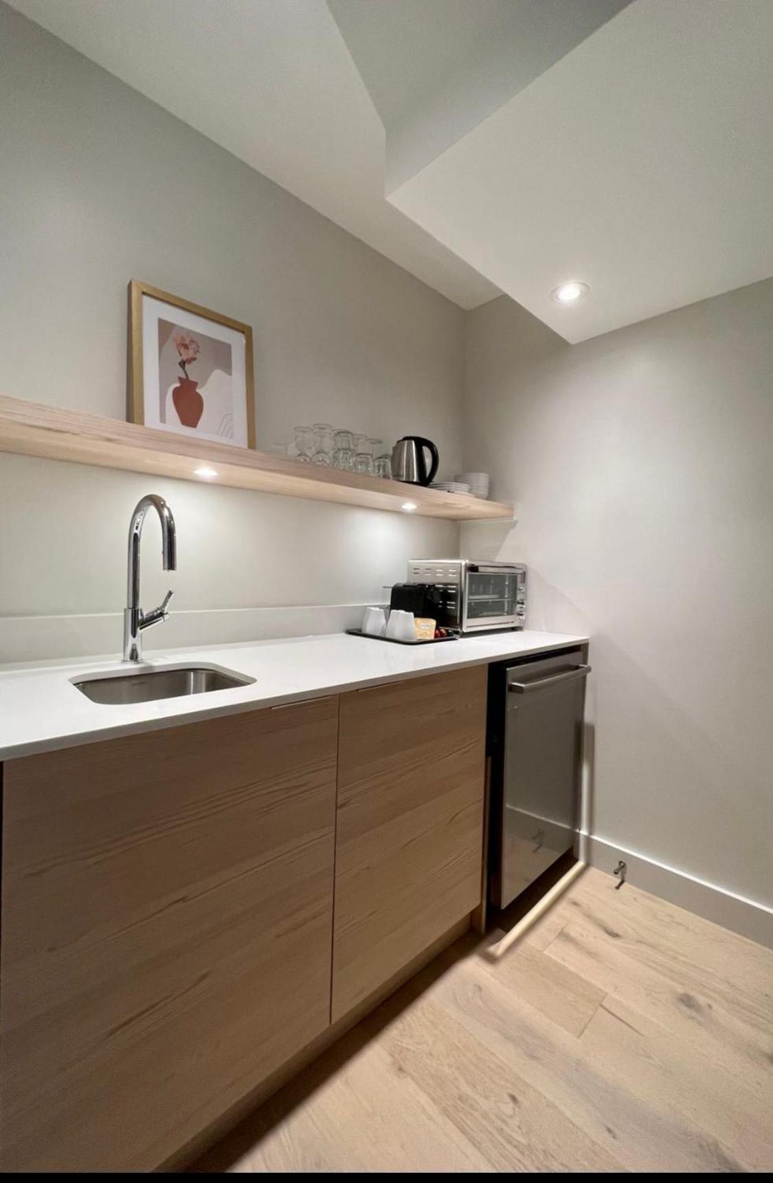 Studio with king bed, sofa bed and terrace Mont-Tremblant