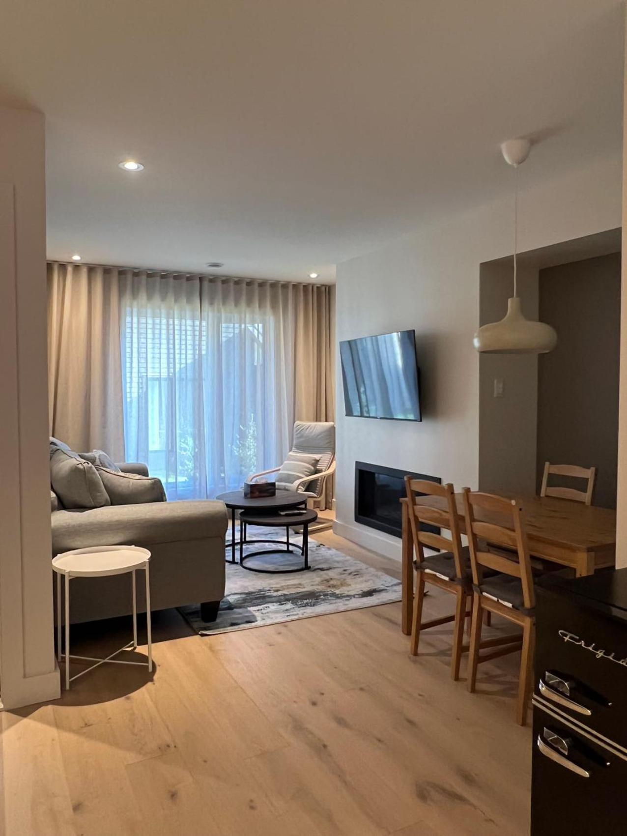 Studio with king bed, sofa bed and terrace Mont-Tremblant