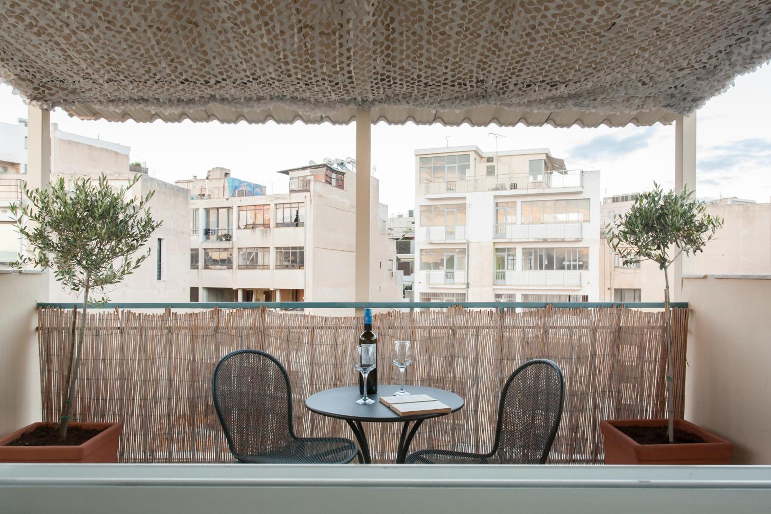 Wake up with Acropolis view!